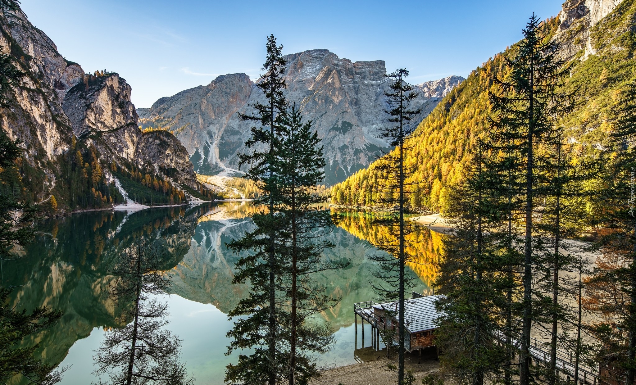 Włochy, Południowy Tyrol, Dolomity, Jezioro Pragser Wildsee, Góry, Drzewa, Pomost, Odbicie