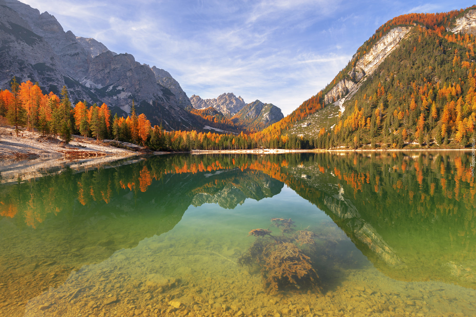 Włochy, Jezioro Pragser Wildsee, Góry, Dolomity, Jesień, Drzewa, Odbicie