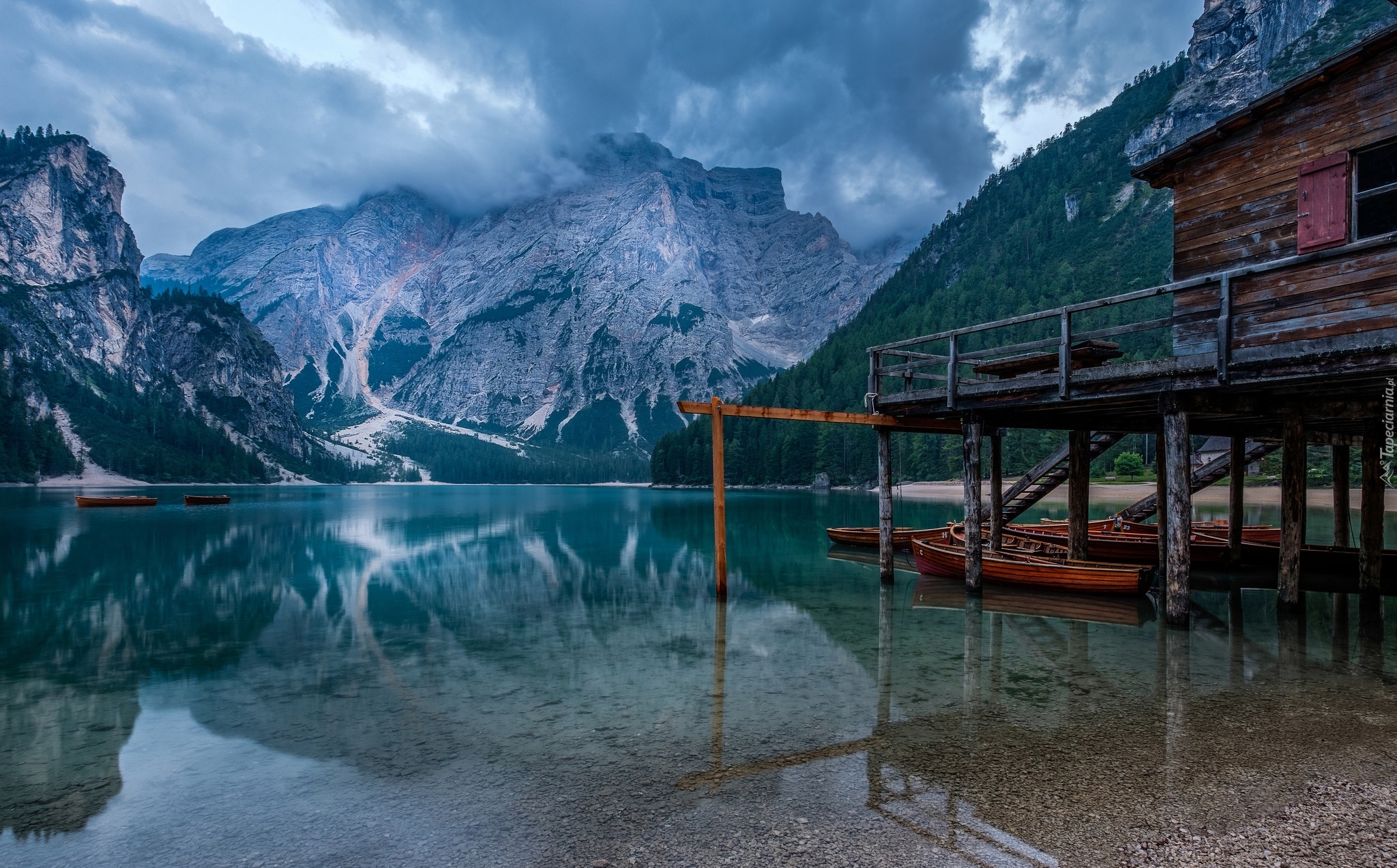 Włochy, Południowy Tyrol, Jezioro Pragser Wildsee, Góry Dolomity, Drewniany, Dom, Łódki, Drzewa