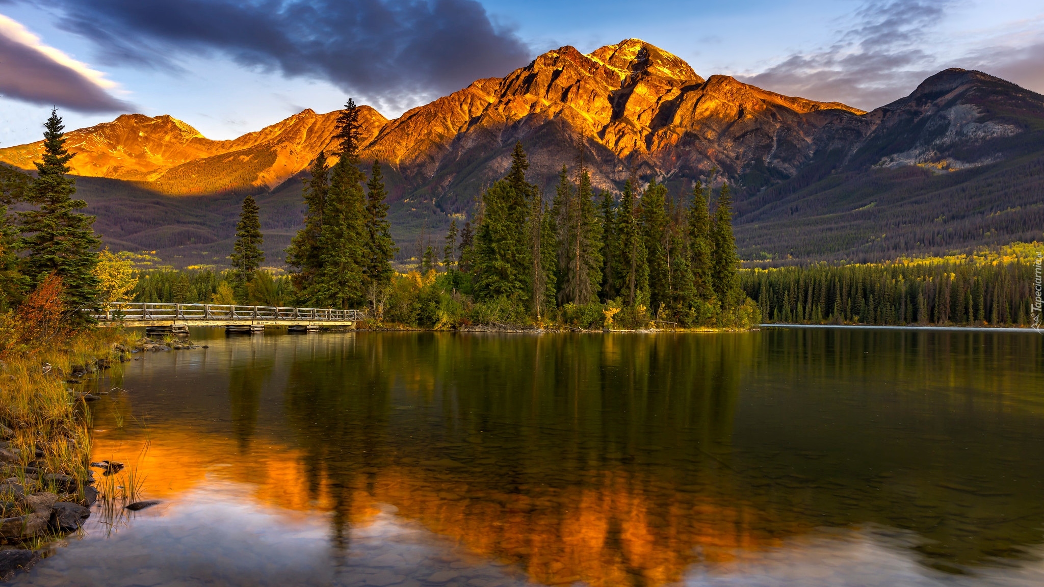 Kanada, Park Narodowy Jasper, Góry, Jezioro, Pyramid Lake, Zachód słońca, Chmury, Most, Drzewa