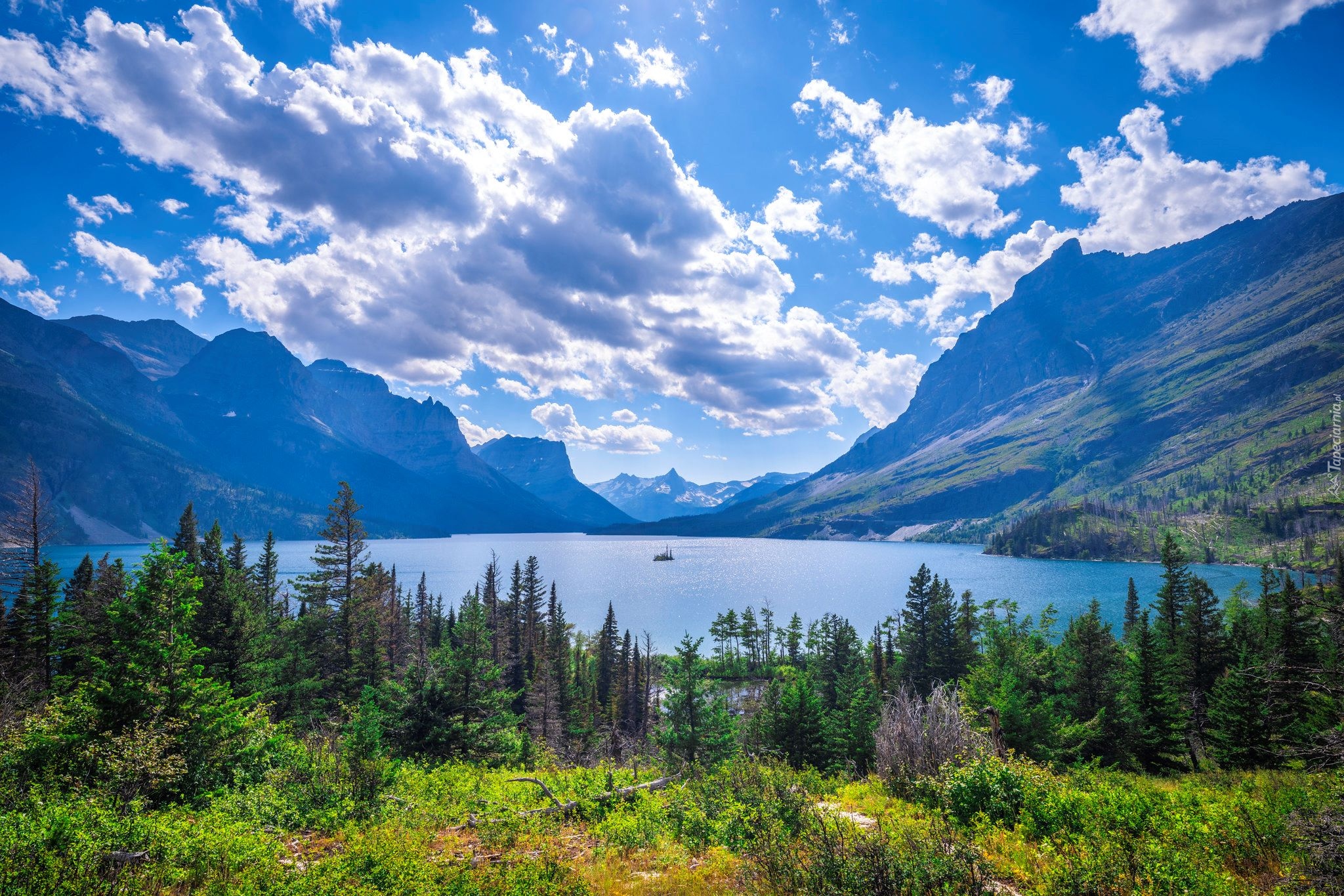 Park Narodowy Glacier, Jezioro, Saint Mary Lake, Drzewa, Góry, Chmury, Montana, Stany Zjednoczone