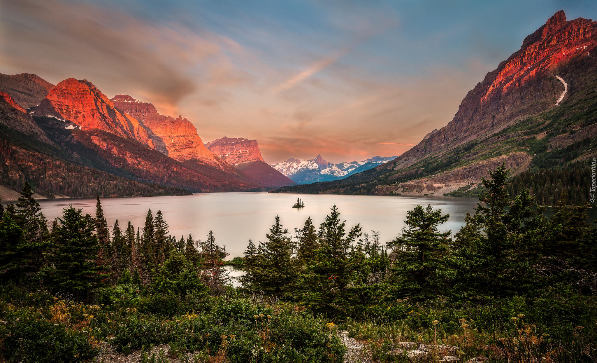 Park Narodowy Glacier, Jezioro, Saint Mary Lake, Góry Skaliste, Drzewa, Chmury, Zachód słońca, Montana, Stany Zjednoczone