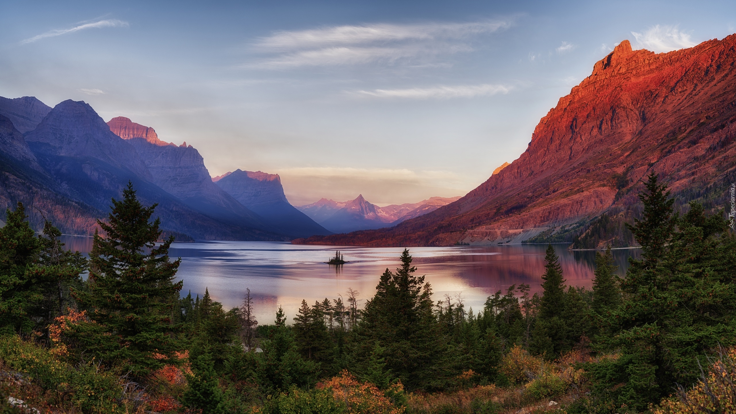 Stany Zjednoczone, Stan Montana, Park Narodowy Glacier, Jezioro Saint Mary Lake,  Góry, Drzewa