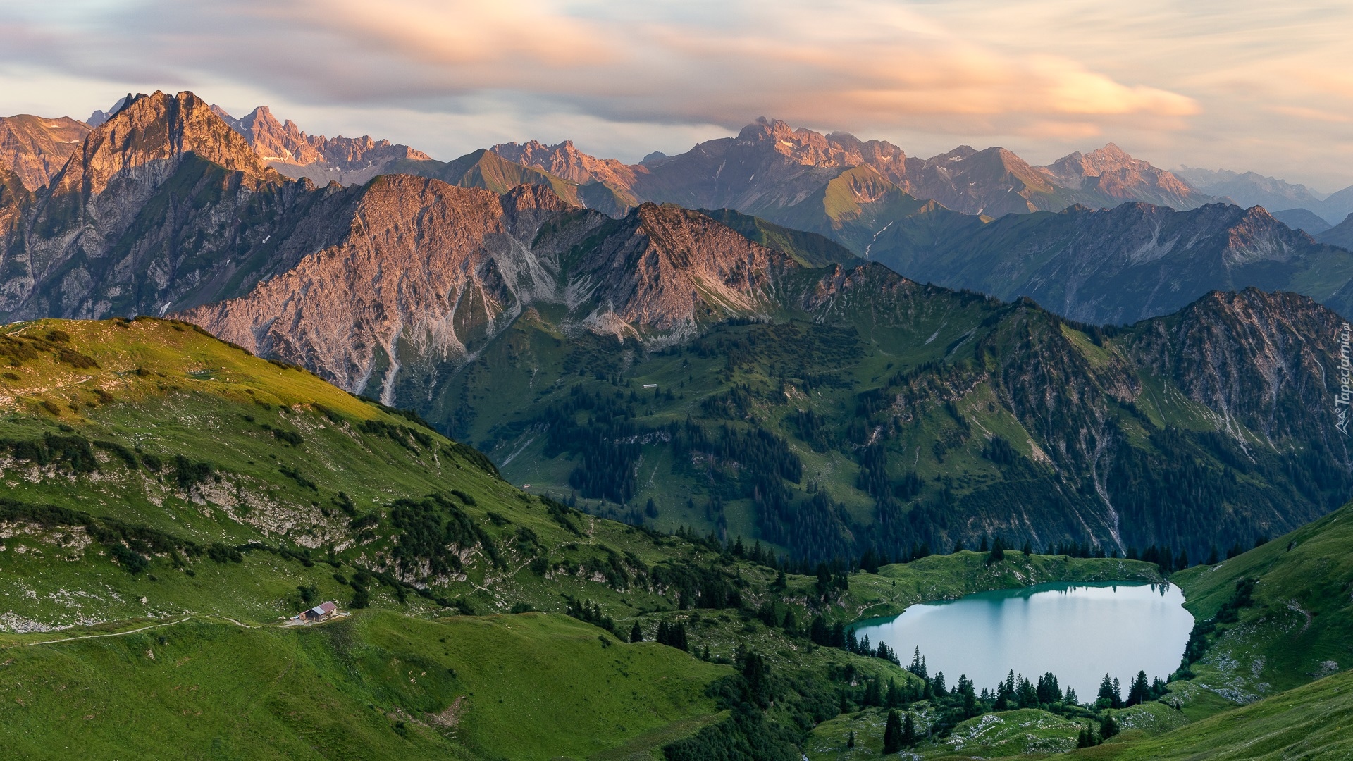 Góry, Jezioro Seealpsee, Drzewa, Chmury, Region Allgau, Bawaria, Niemcy