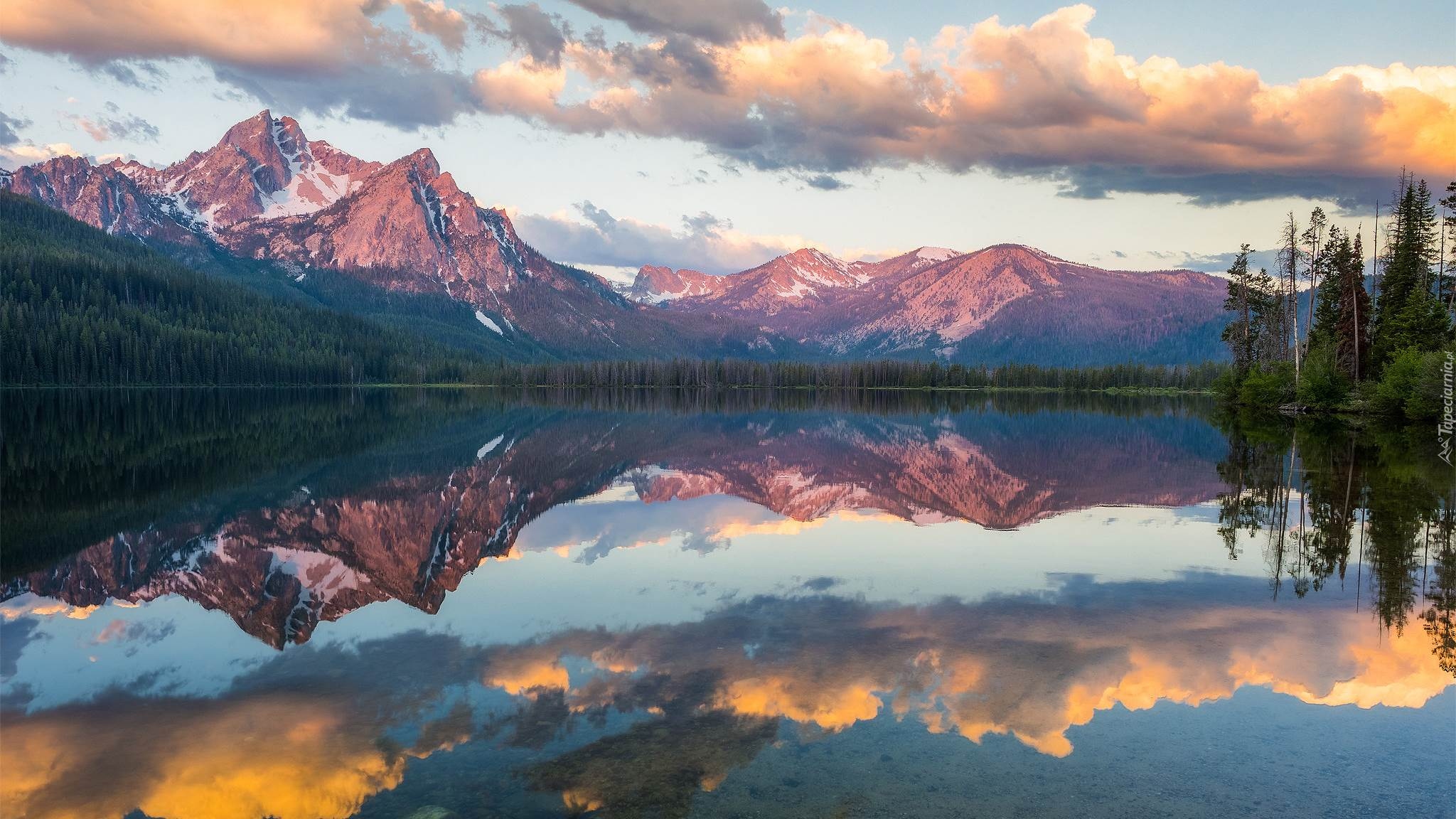 Góry, Sawtooth Range, Góra, Mcgown Peak, Jezioro, Stanley Lake, Drzewa, Chmury, Odbicie, Stan Idaho, Stany Zjednoczone