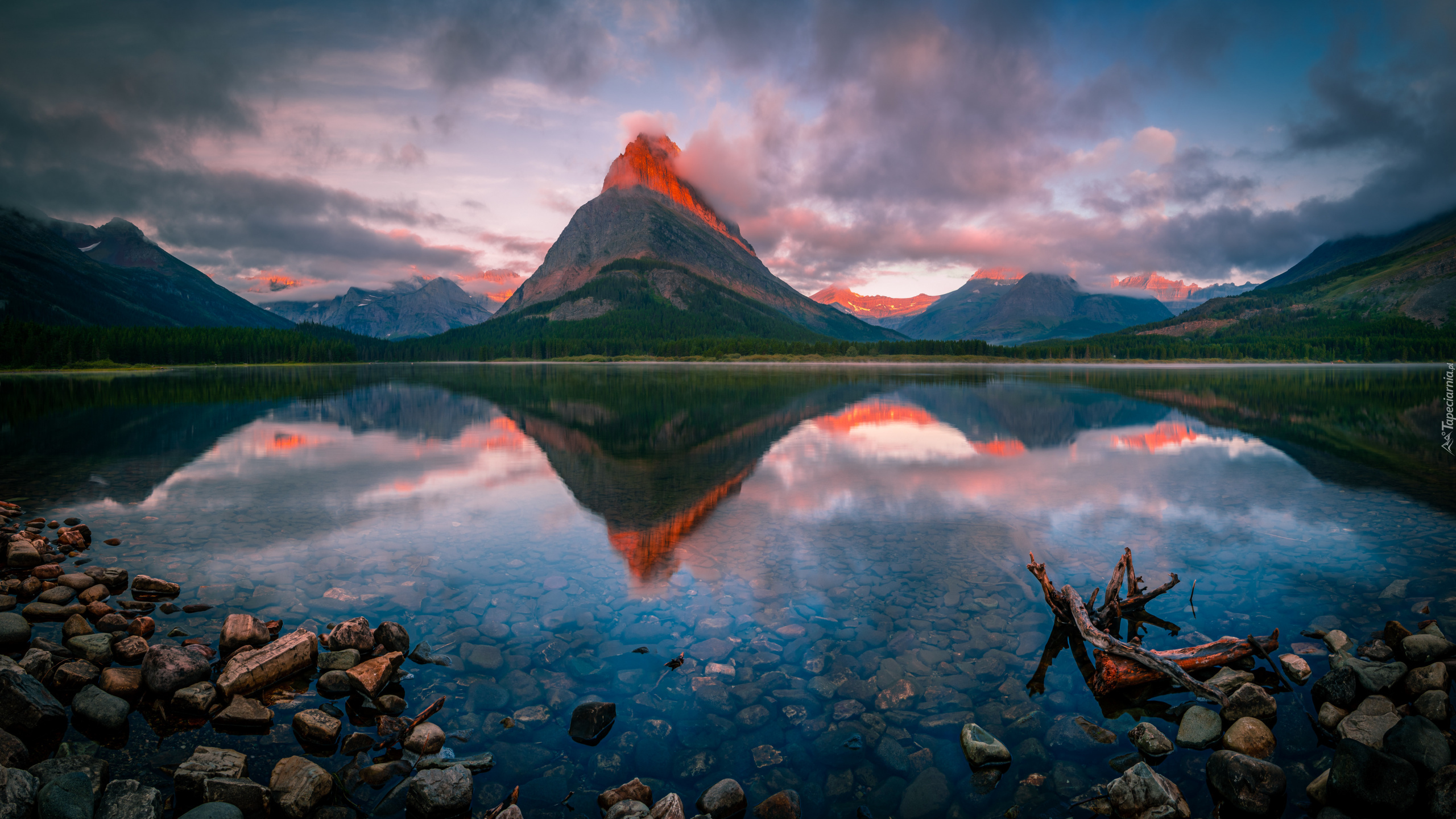 Jezioro, Swiftcurrent Lake, Park Narodowy Glacier, Góry, Drzewa, Kamienie, Odbicie, Stan Montana, Stany Zjednoczone