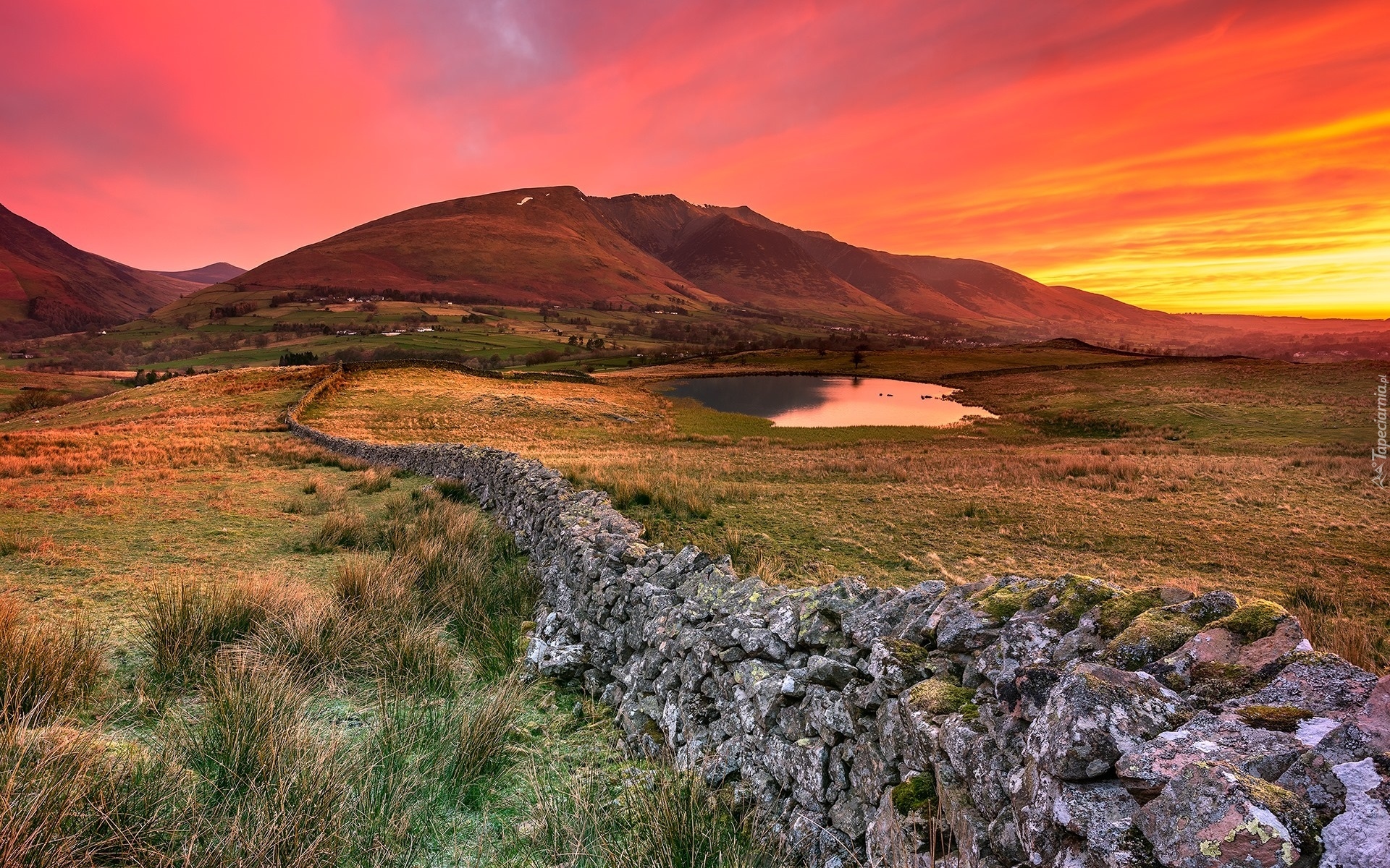 Góry, Jezioro, Tewet Tarn, Drzewa, Kamienny, Murek, Zachód słońca, Park Narodowy Lake District, Anglia