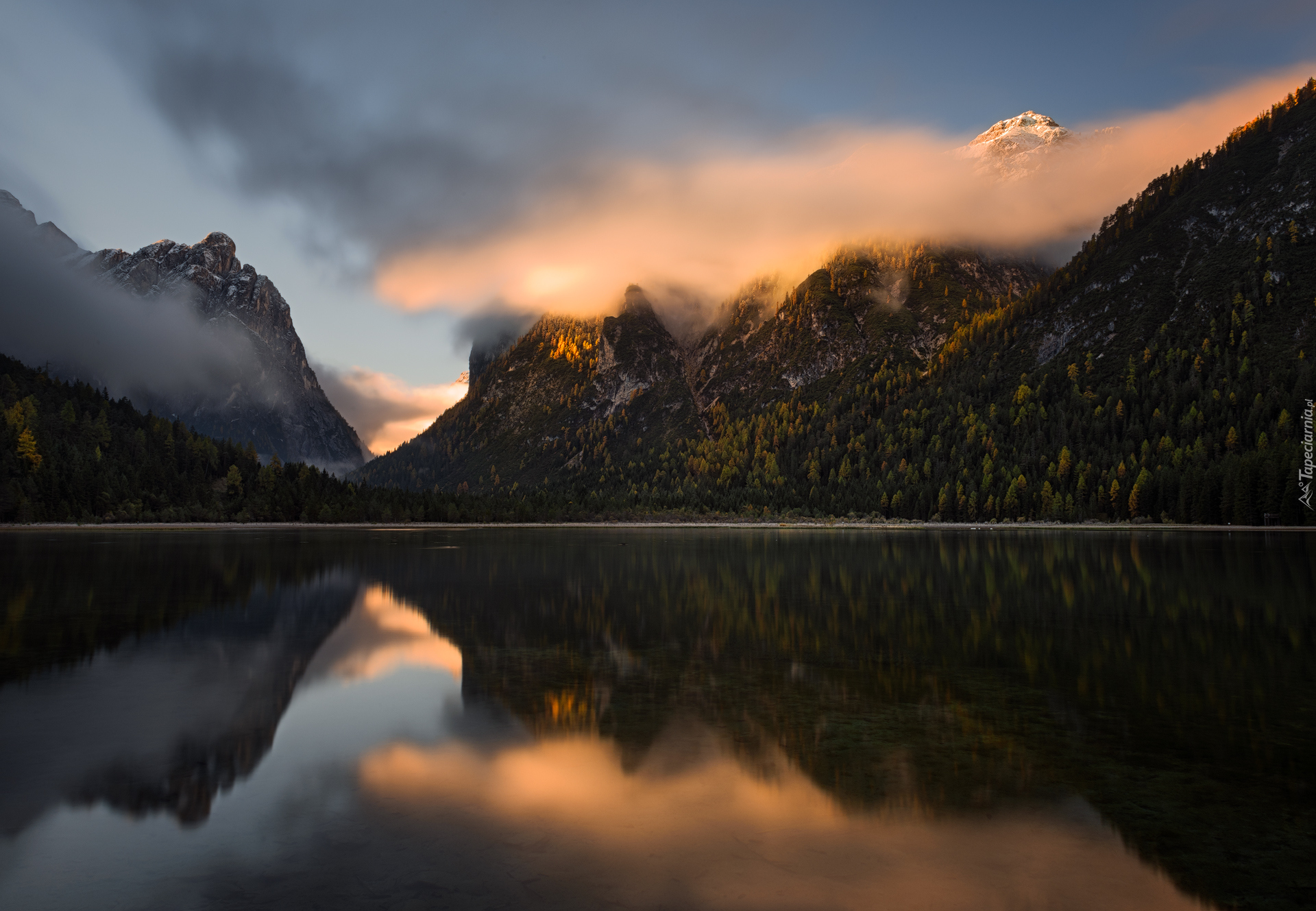 Góry, Dolomity, Drzewa, Jezioro Toblacher See, Lago di Dobbiaco, Chmury, Odbicie, Prowincja Bozen-Sudtirol, Włochy