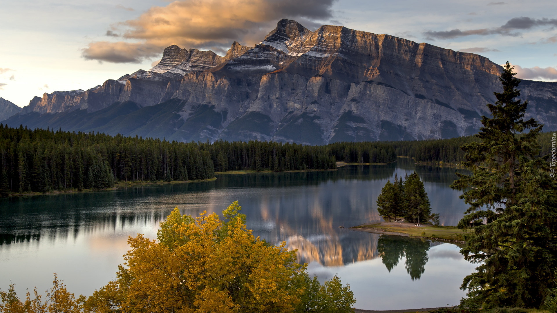 Góry Skaliste, Góra Mount Rundle, Jezioro, Two Jack Lake, Park Narodowy Banff, Drzewa, Odbicie, Alberta, Kanada