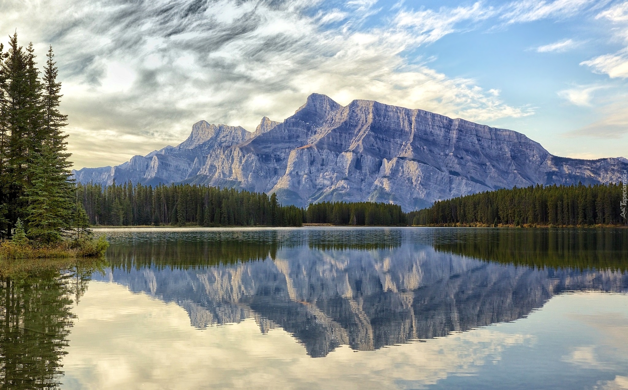Góry Mount Rundle, Jezioro Two Jack Lake, Park Narodowy Banff, Prowincja Alberta, Kanada, Odbicie, Drzewa, Świerki