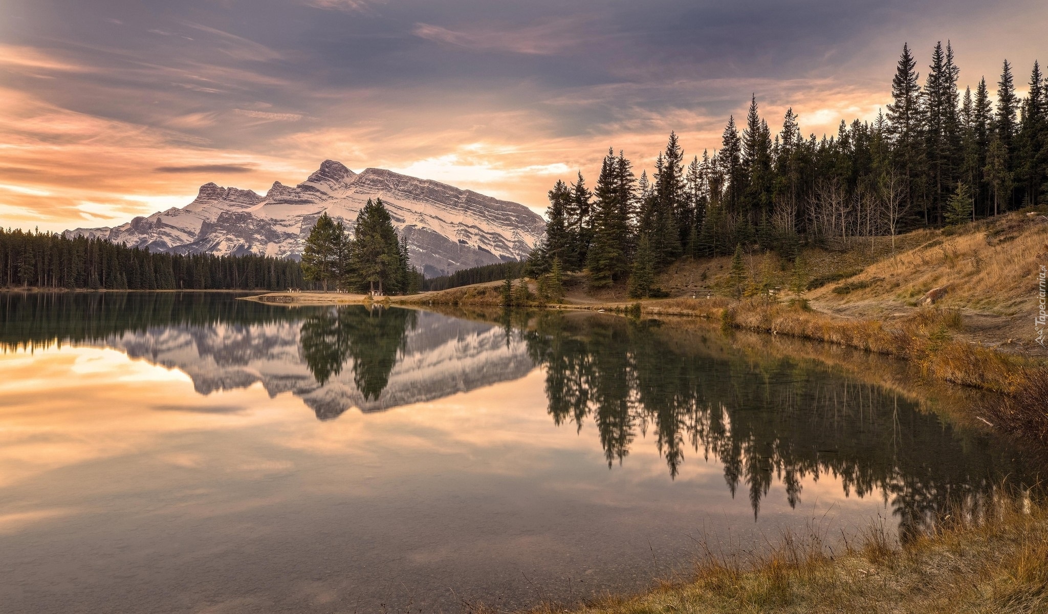 Kanada, Prowincja Alberta, Park Narodowy Banff, Jezioro Two Jack Lake, Góra Mount Rundle