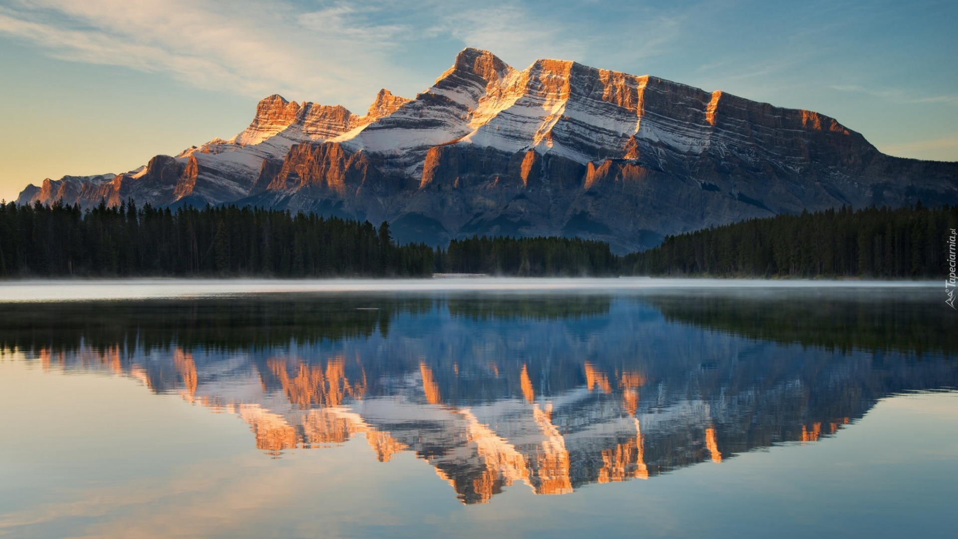 Kanada, Prowincja Alberta, Park Narodowy Banff, Góra Mount Rundle, Jezioro Two Jack Lake, Odbicie, Las, Mgła