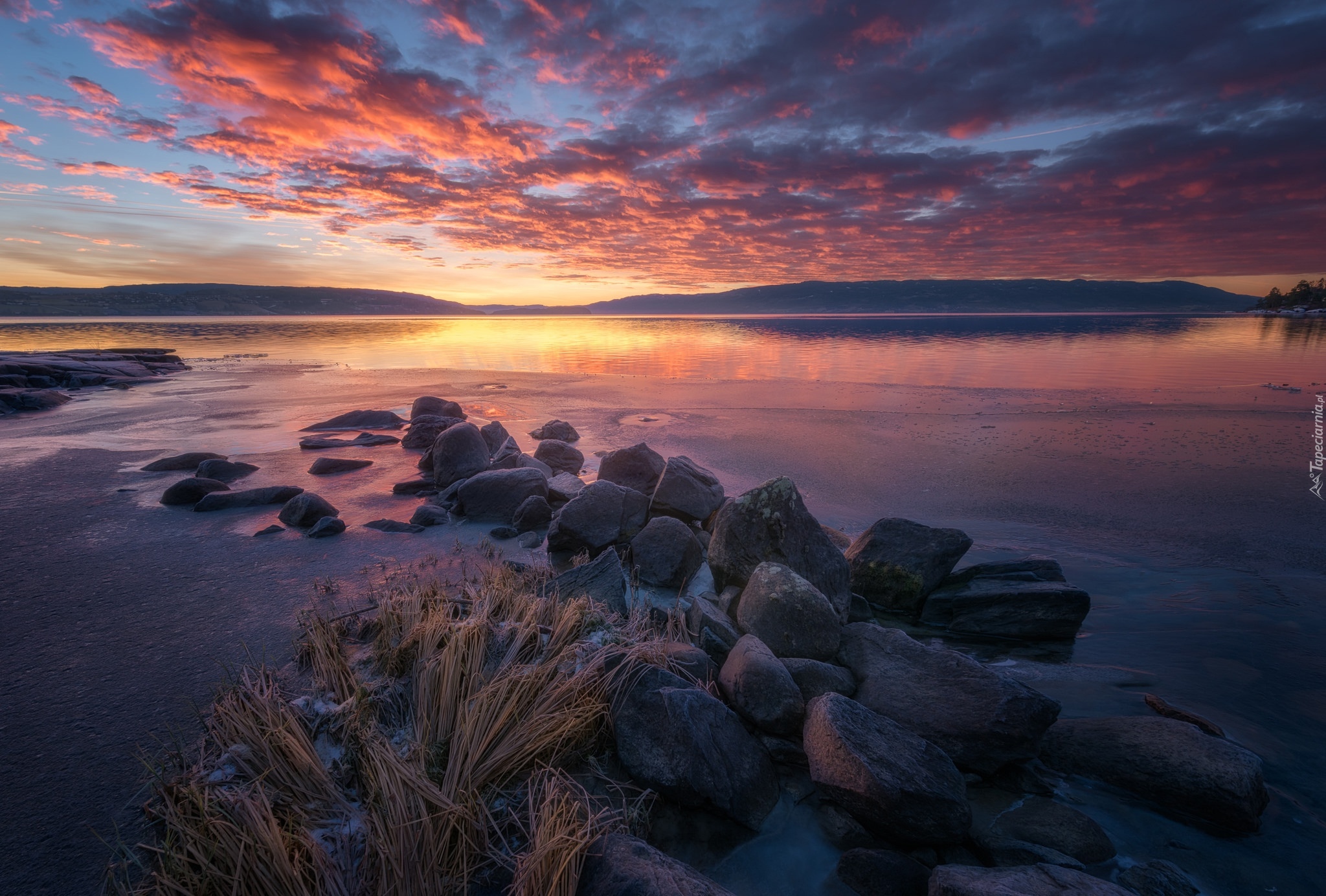 Norwegia, Okręg Buskerud, Wschód słońca, Jezioro Tyrifjorden, Kamienie, Lód