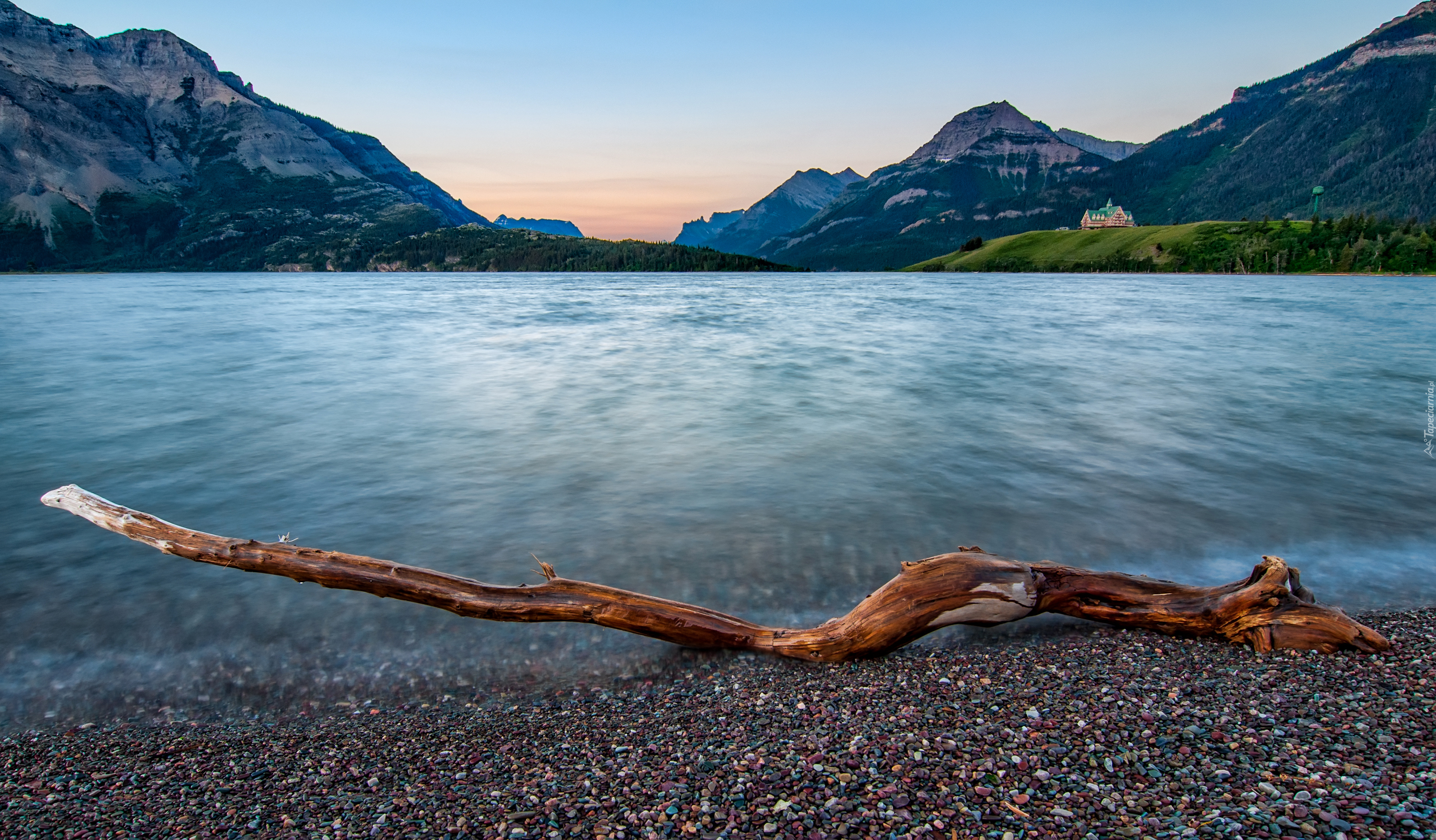 Kanada, Alberta, Park Narodowy Waterton Lakes, Góry Skaliste, Jezioro Upper Waterton Lake, Hotel Księcia Walii Prince of Wales, Hotel Prince of Wales