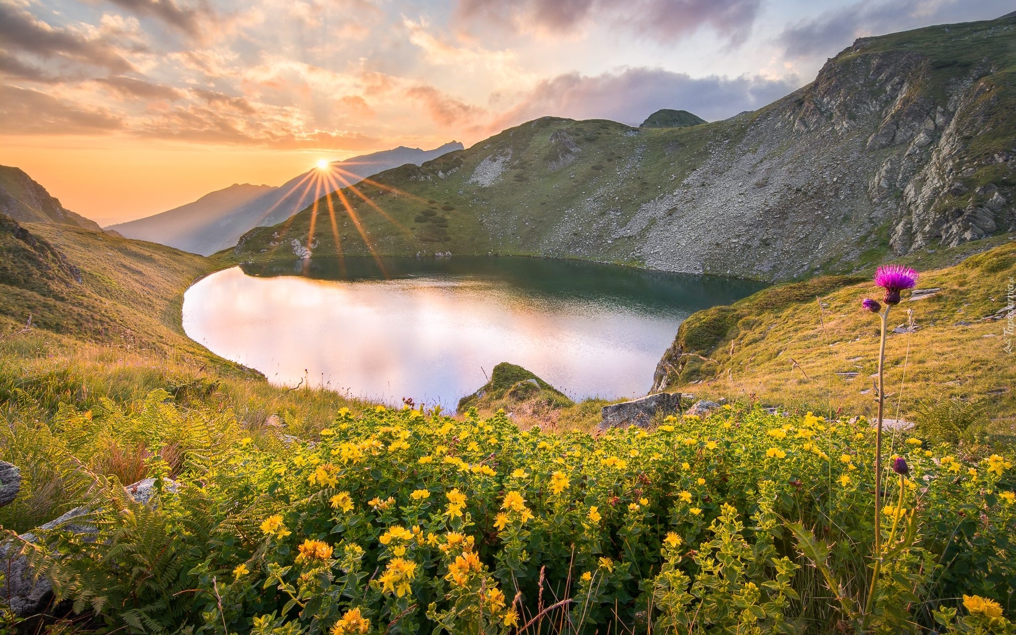 Góry Riła, Jezioro Urdini Ezera, Roślinność, Kwiaty, Promienie słońca, Chmury, Bułgaria