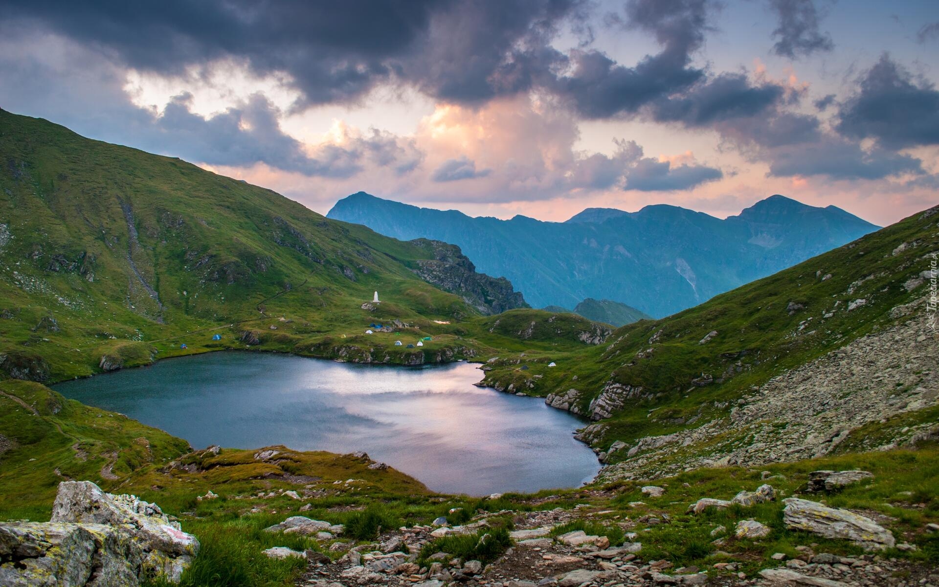 Jezioro, Góry, Picos de Europa Mountains, Kamienie, Mech, Trawa, Chmury, Zachód słońca, Kantabria, Hiszpania