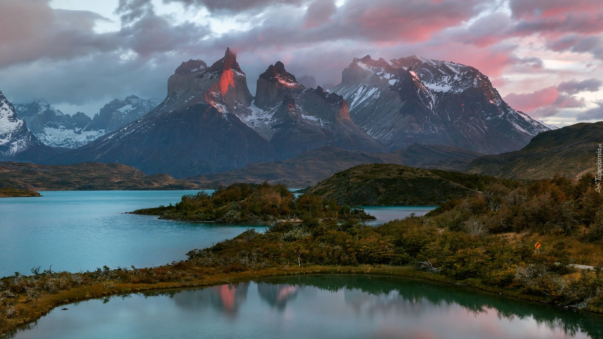 Chile, Patagonia, Góry Torres del Paine, Ośnieżone, Szczyty, Jezioro, Chmury, Krzewy, Park Narodowy Torres del Paine