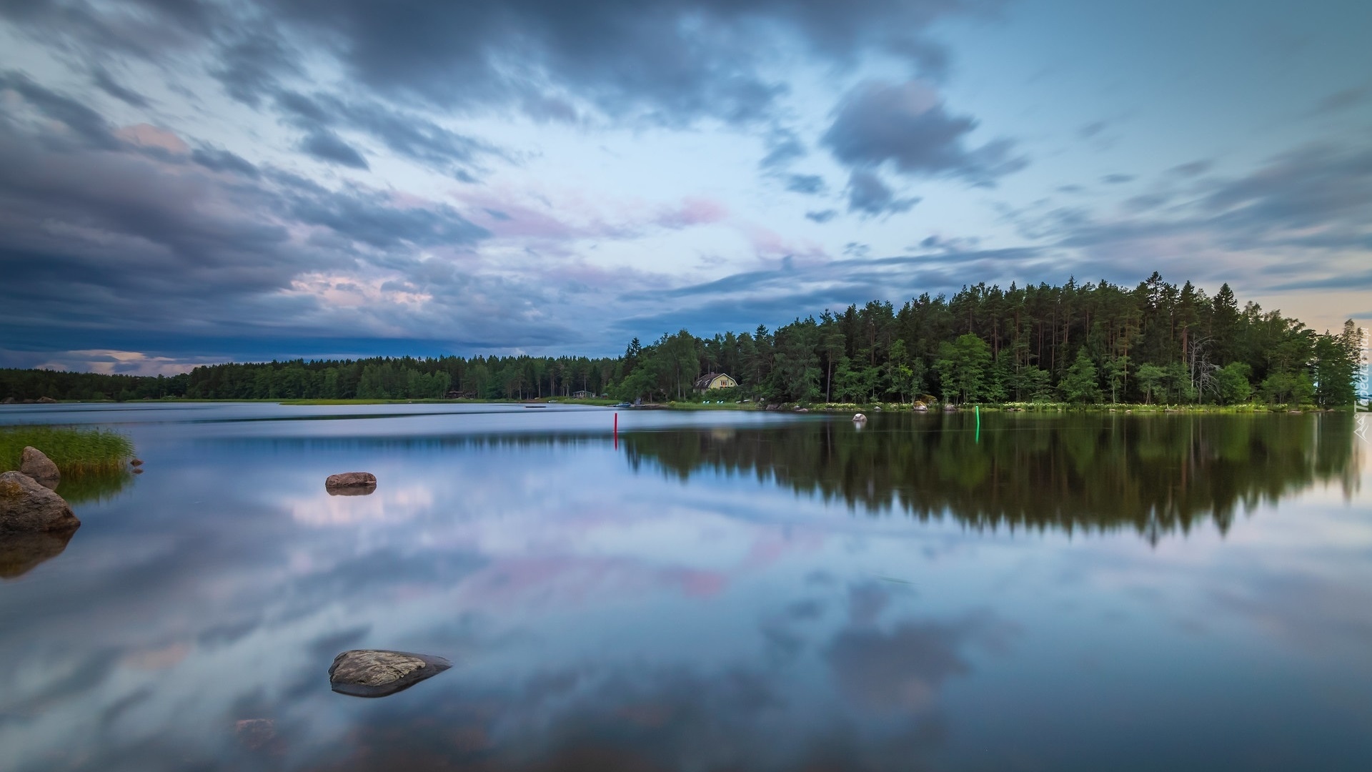 Jezioro, Chmury, Drzewa, Kamienie, Dom, Trawa, Kotka, Finlandia