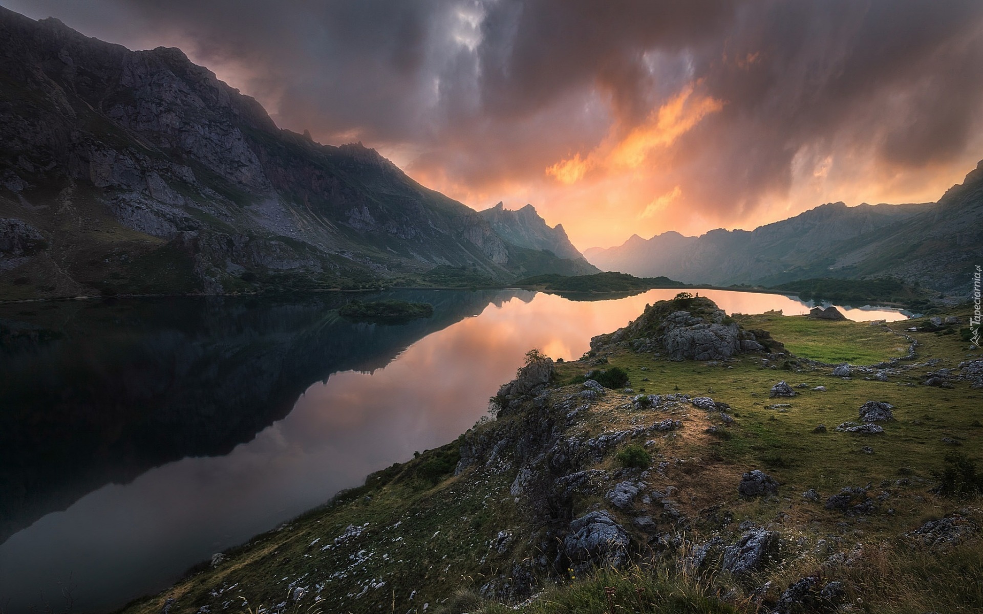 Hiszpania, Asturia, Rezerwat przyrody Somiedo Natural Park, Valle de Lago, Jezioro, Góry Kantabryjskie, Zachód słońca