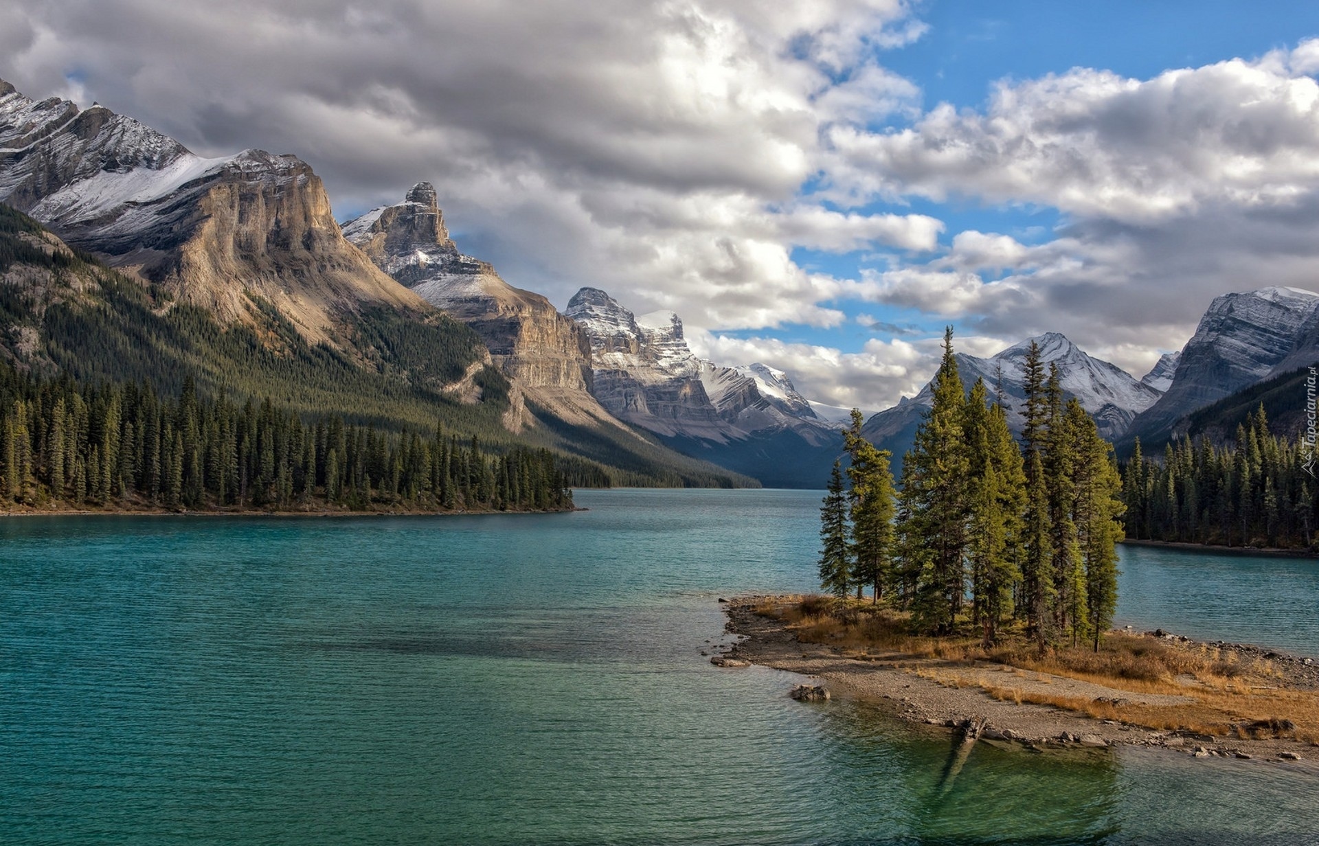 Kanada, Park Narodowy Jasper, Góry, Jezioro Maligne, Wyspa Ducha, Chmury, Drzewa Drzewo