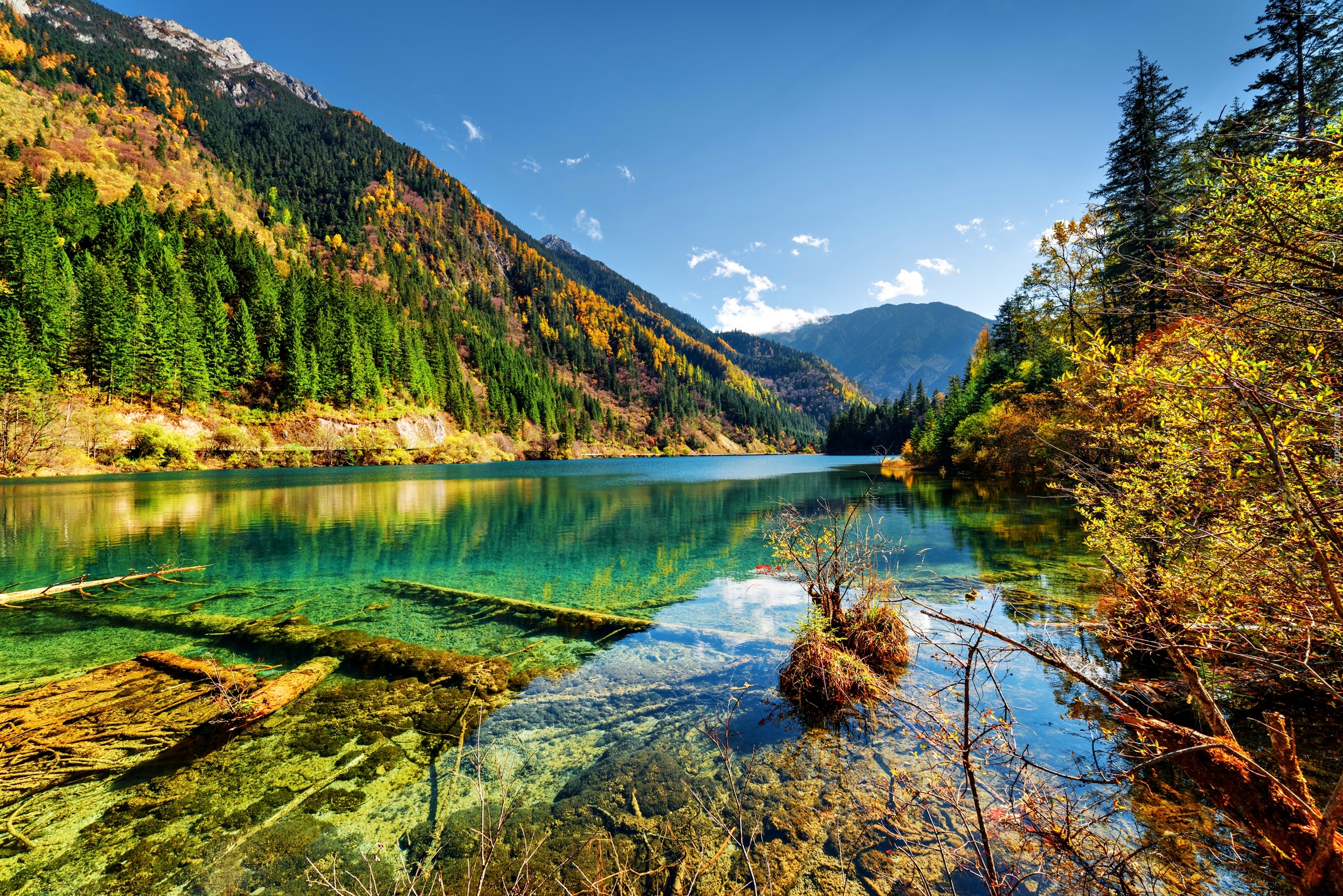 Chiny, Prowincja Syczuan, Ngawa, Park Narodowy Jiuzhaigou, Góry, Lasy, Jezioro