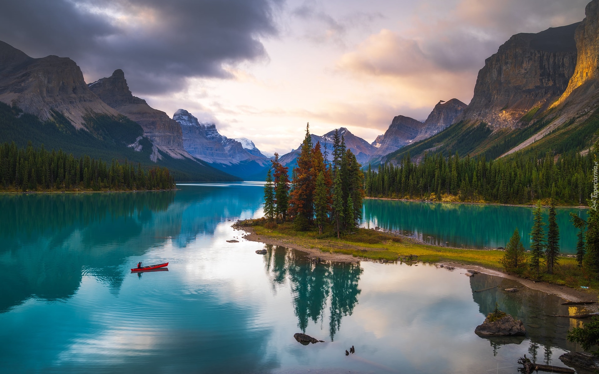 Park Narodowy Jasper, Jezioro, Maligne Lake, Kajak, Góry, Drzewa, Lasy, Chmury, Odbicie, Alberta, Kanada