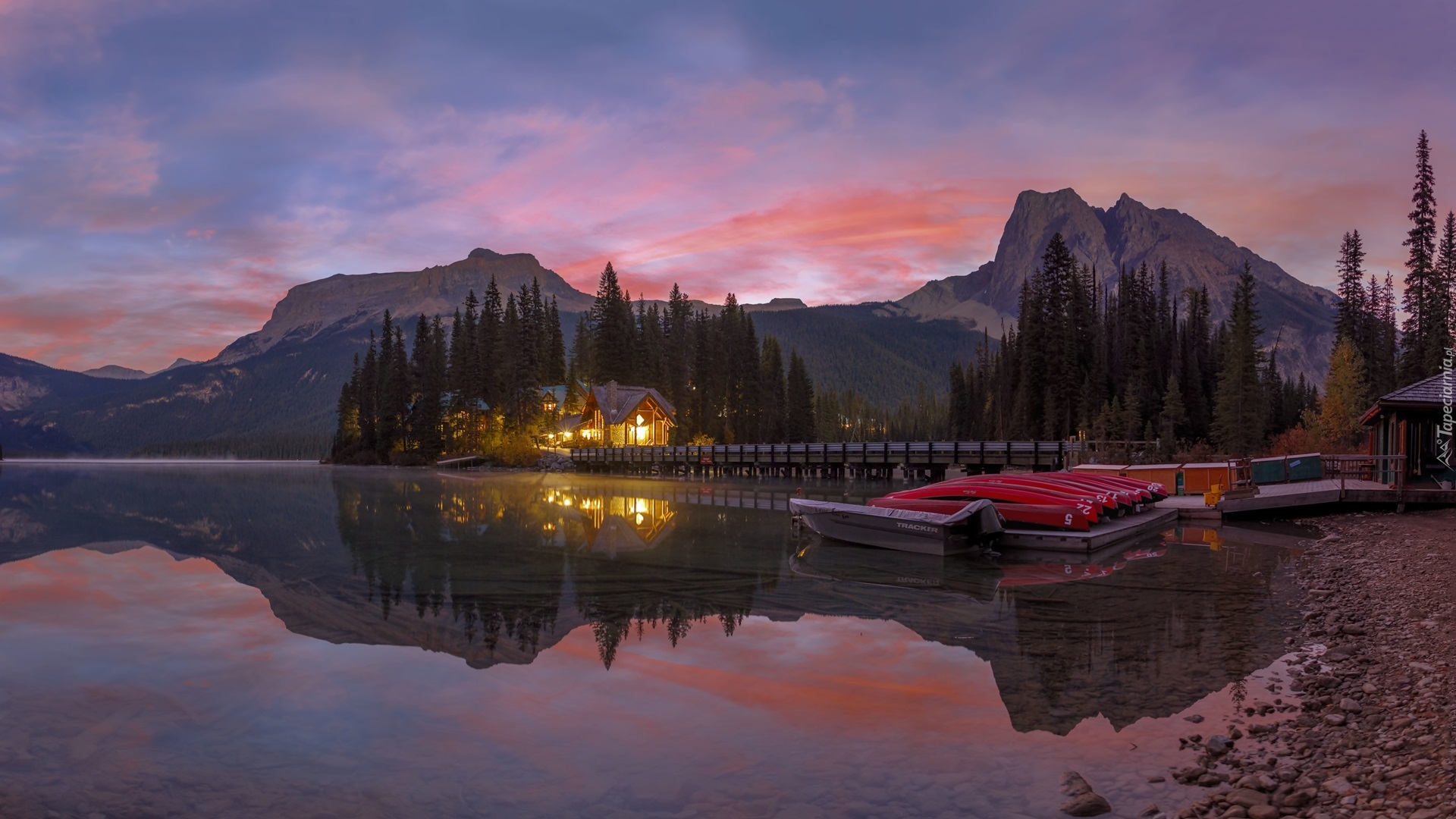 Park Narodowy Yoho, Jezioro Emerald Lake, Oświetlony, Dom, Most, Góry, Drzewa, Las, Prowincja Kolumbia Brytyjska, Kanada