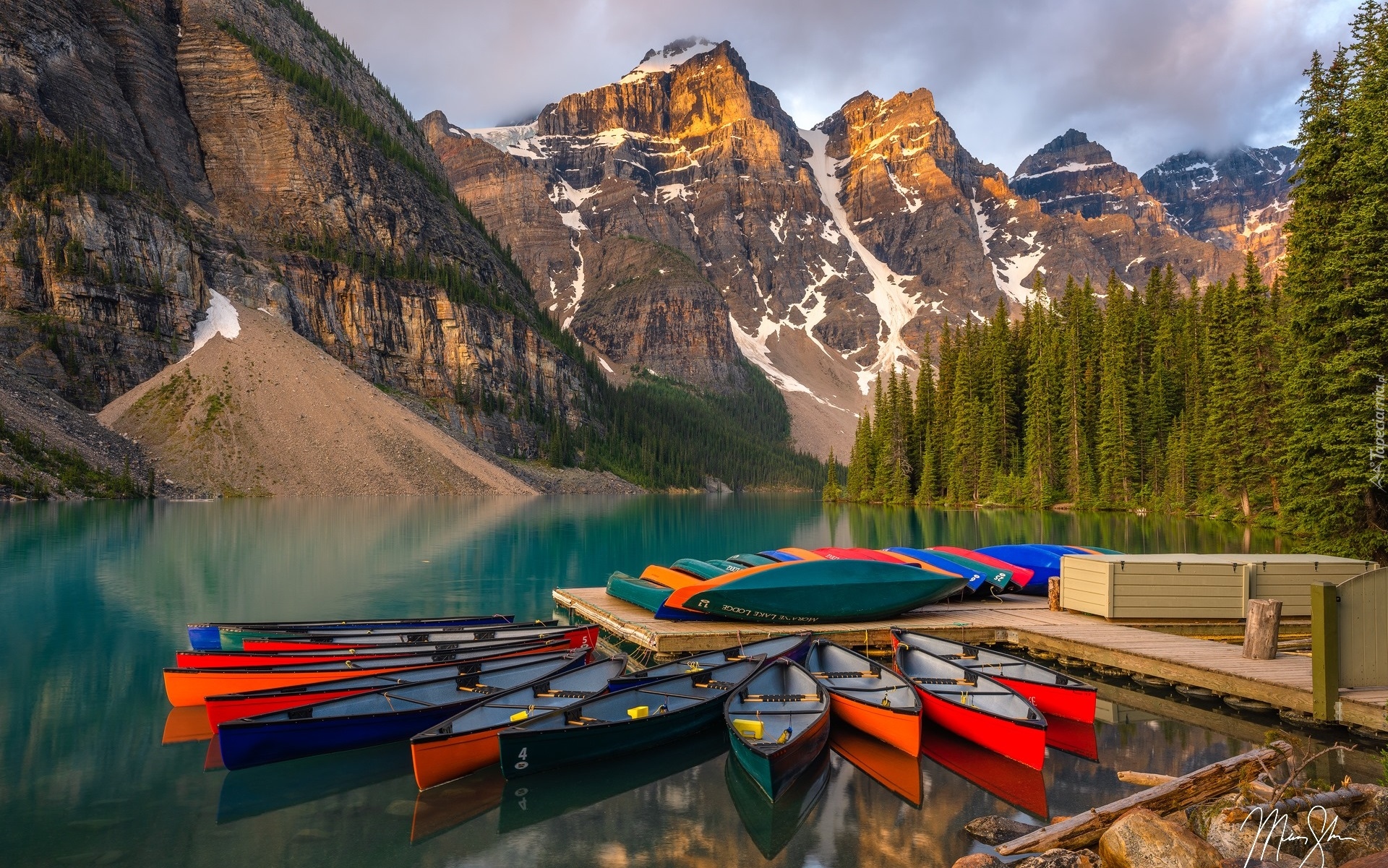 Jezioro, Moraine Lake, Kajaki, Pomost, Las, Drzewa, Góry, Park Narodowy Banff, Prowincja Alberta, Kanada