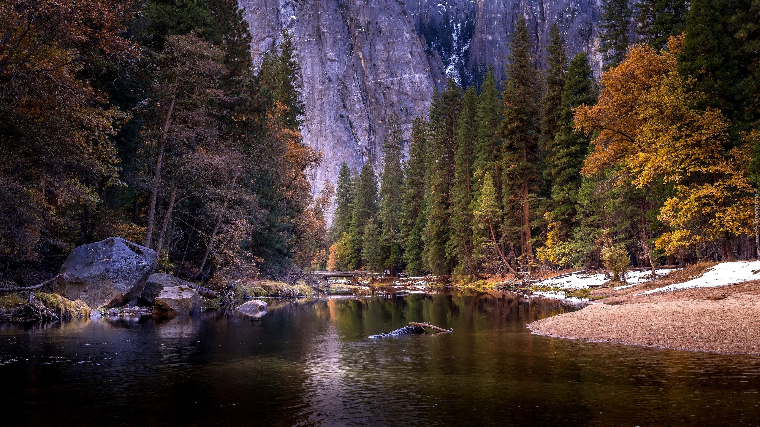 Jesień, Las, Drzewa, Góry, Skały, Brzeg, Rzeka, Merced River, Kamienie, Most, Park Narodowy Yosemite, Kalifornia, Stany Zjednoczone