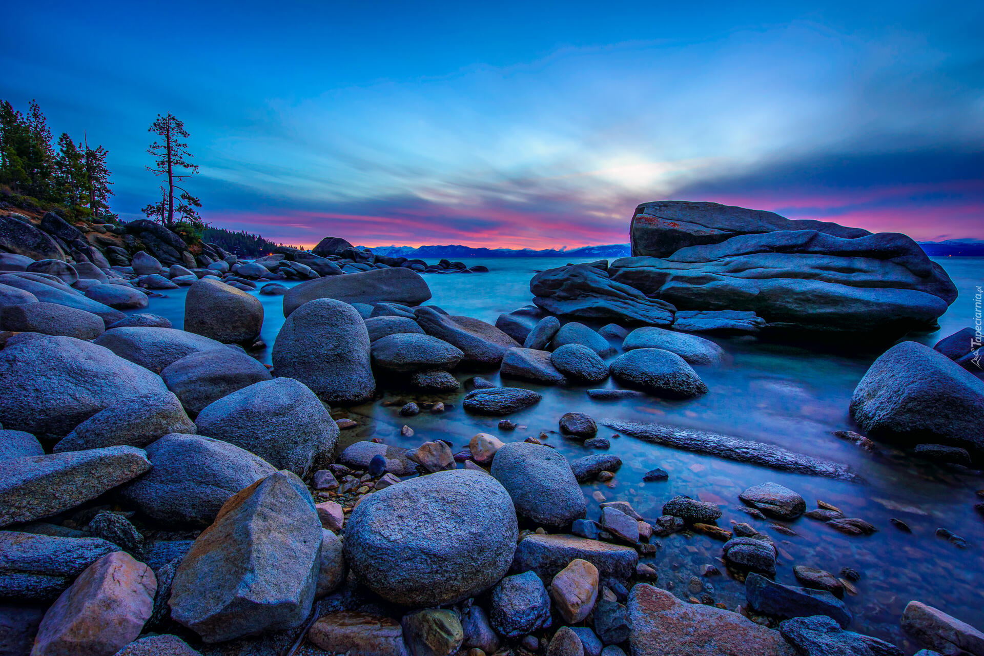 Jezioro, Lake Tahoe, Kamienie, Głazy, Drzewa, Zachód słońca, Kalifornia, Stany Zjednoczone