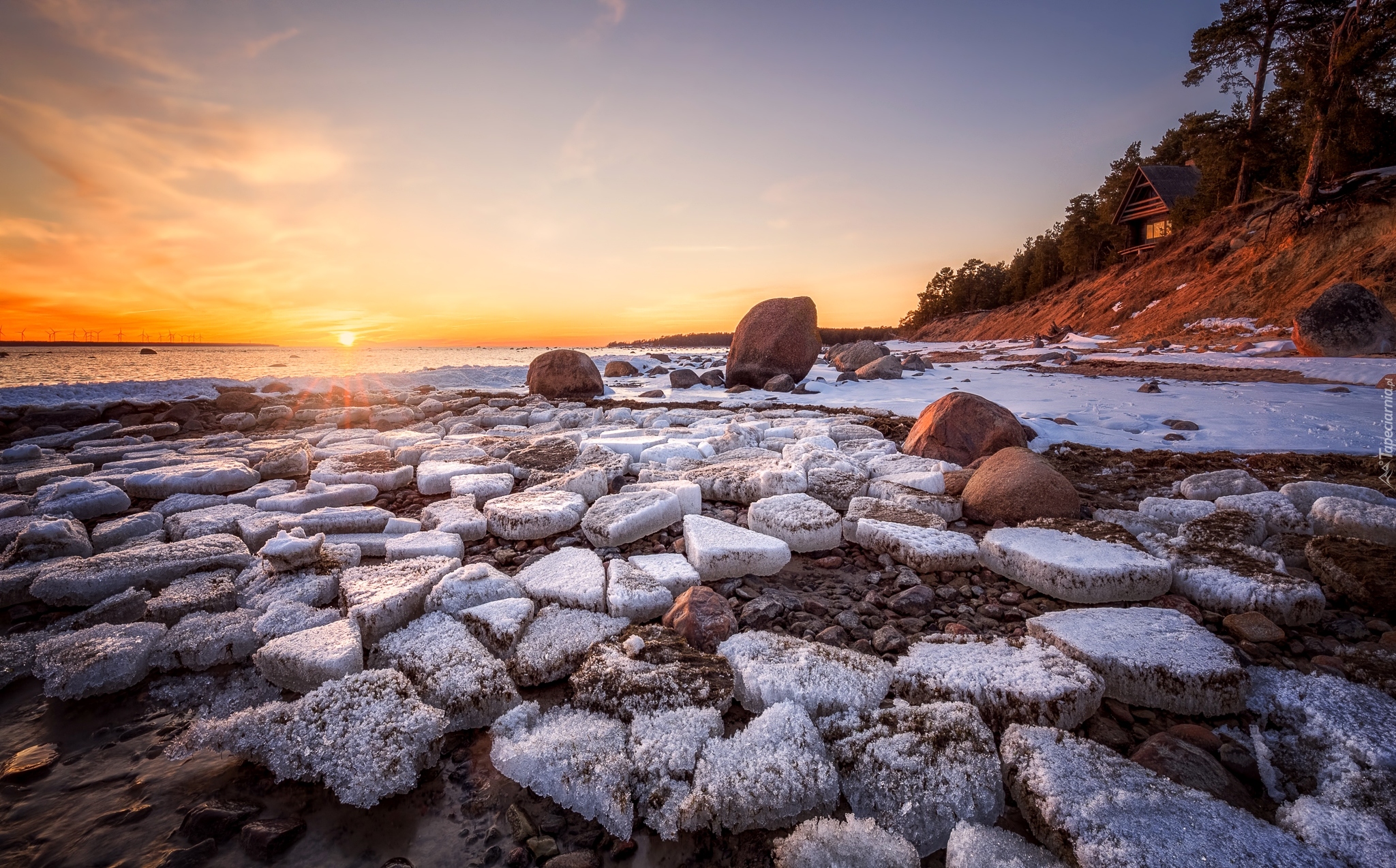 Wschód słońca, Śnieg, Lód, Zima, Skarpa, Drzewa, Domek, Morze, Zatoka Lahepere, Wieś Lohusalu, Prowincja Harjumaa, Estonia