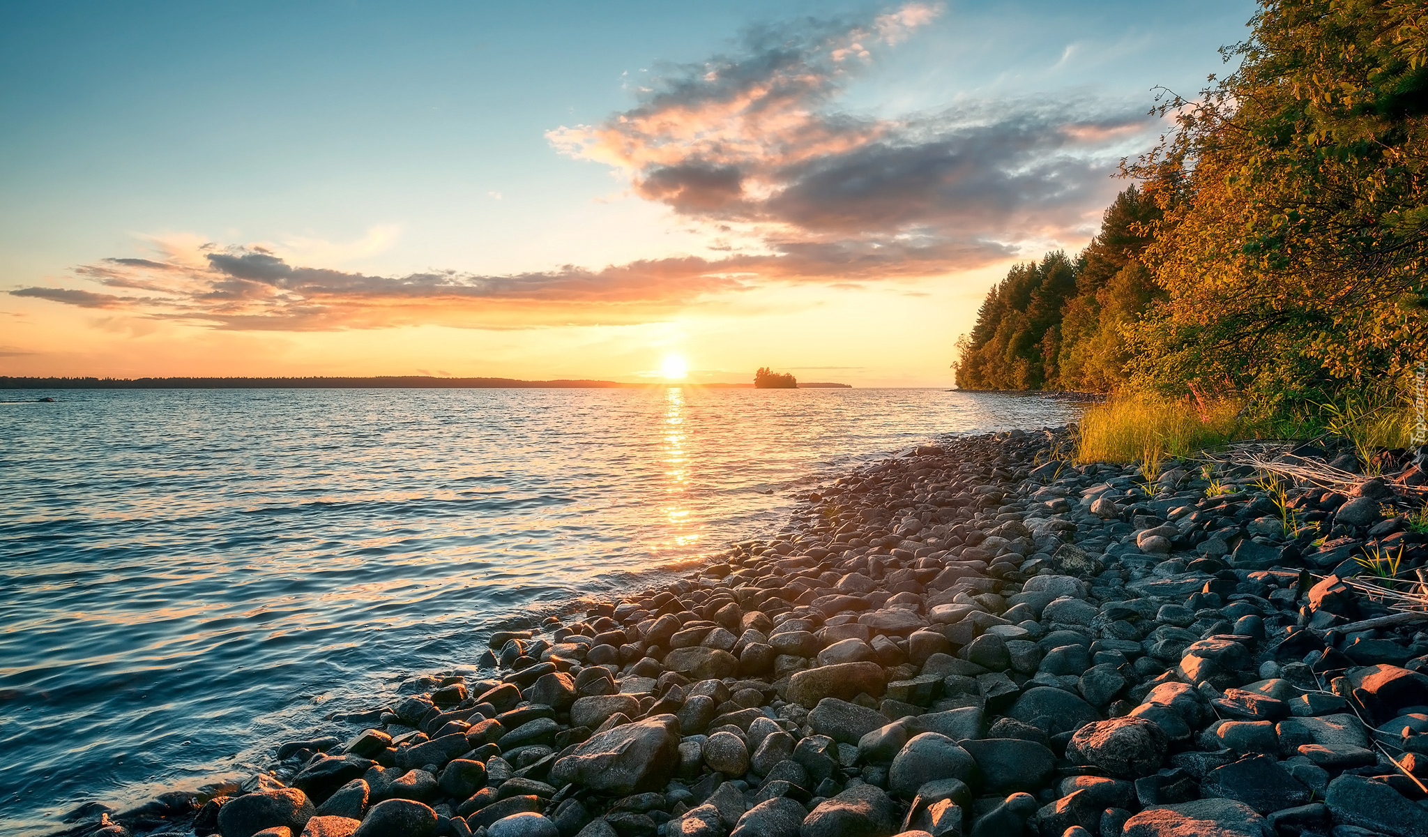 Jesień, Jezioro Onega, Kamienie, Drzewa, Wschód słońca, Karelia, Rosja