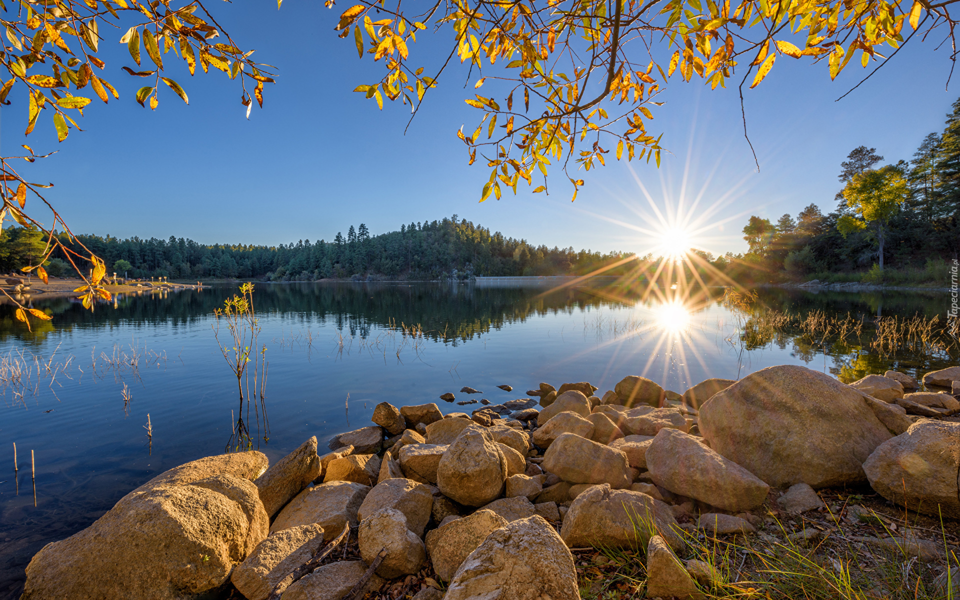 Zachód słońca, Promienie słońca, Jezioro, Goldwater Lake, Kamienie, Drzewa, Gałęzie, Prescott, Stan Arizona, Stany Zjednoczone