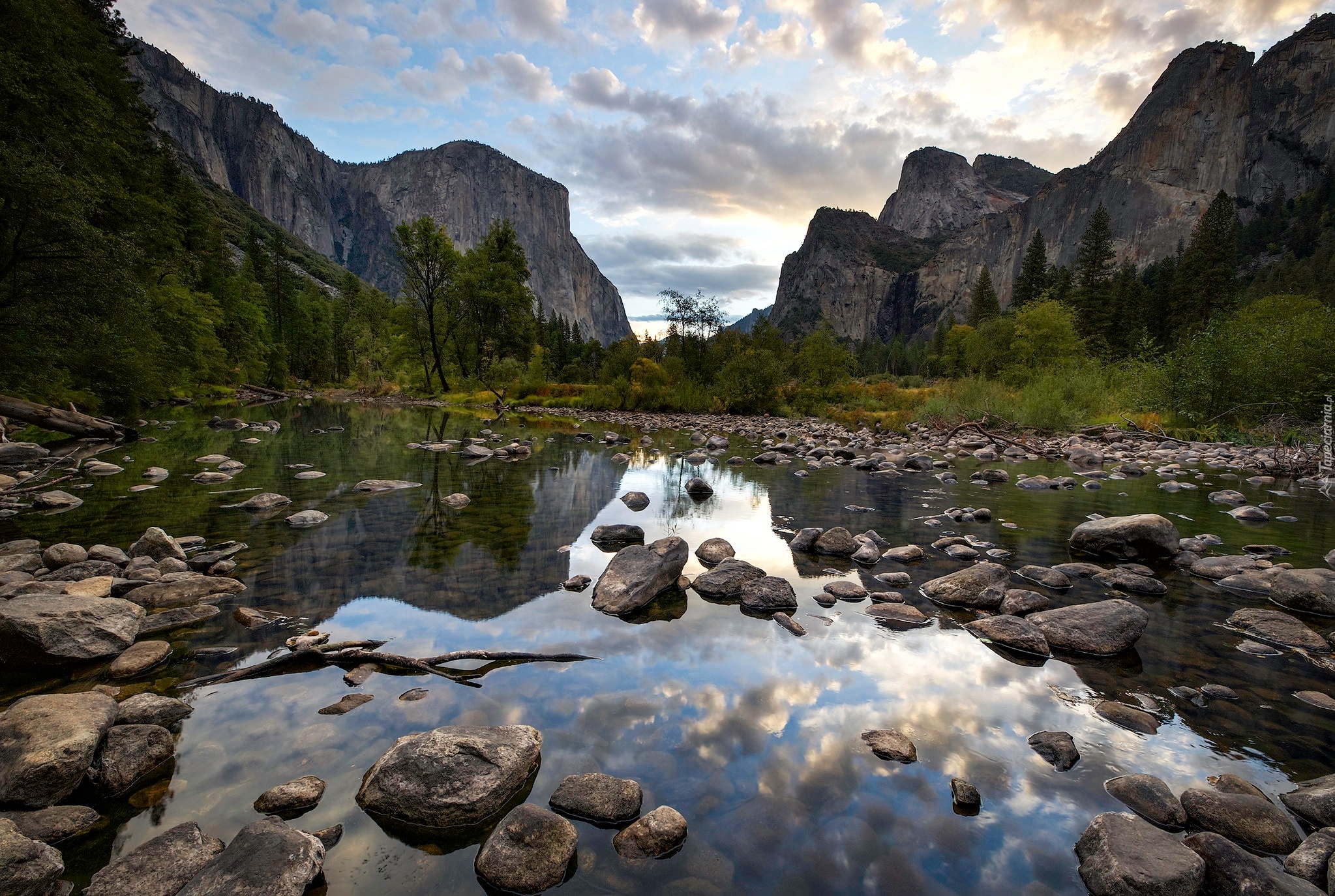 Park Narodowy Yosemite, Góry Sierra Nevada, Rzeka, Merced River, Kamienie, Drzewa, Chmury, Kalifornia, Stany Zjednoczone