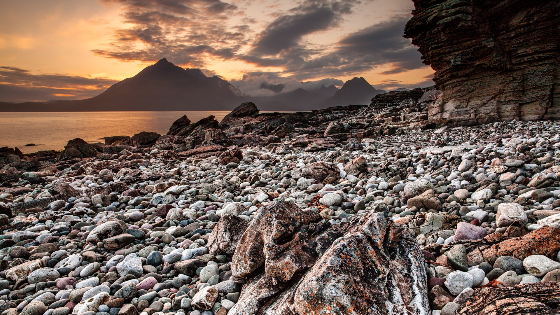 Kamienie, Skały, Wybrzeże, Morze, Góry, Zachód słońca, Chmury, Elgol, Wyspa Skye, Szkocja