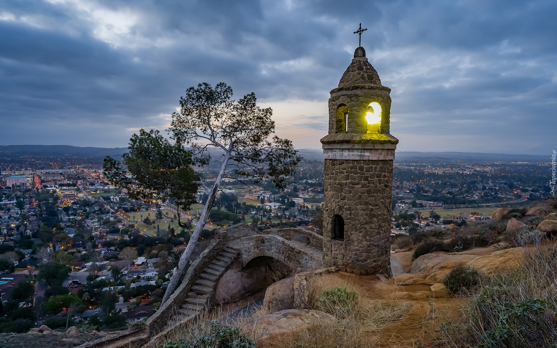 Stany Zjednoczone, Stan Kalifornia, Riverside, Park, Góra Rubidoux, Mosty, Wieża, Drzewa, Chmury