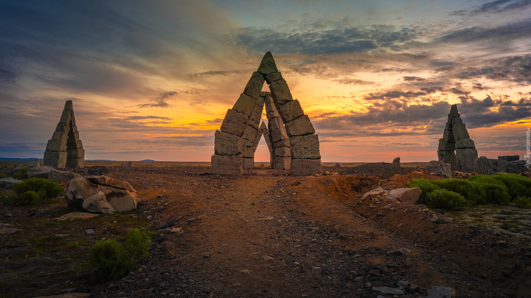 Zachód słońca, Kamienie, Łuki skalne, Arctic Henge, Raufarhofn, Islandia