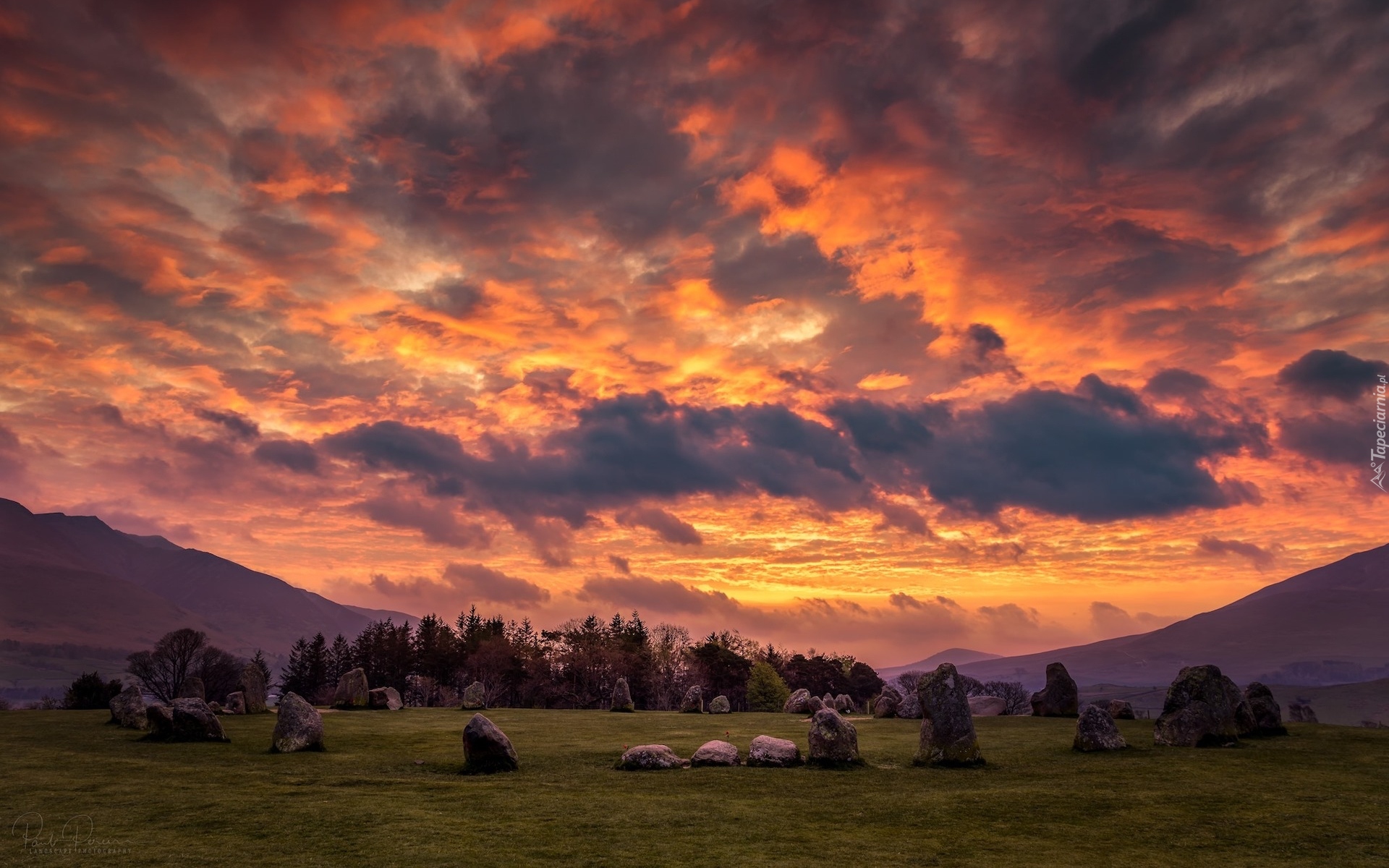 Łąka, Kamienny krąg, Castlerigg, Kamienie, Niebo, Chmury, Drzewa, Zachód słońca, Obszar Lake District, Keswick, Kumbria, Anglia