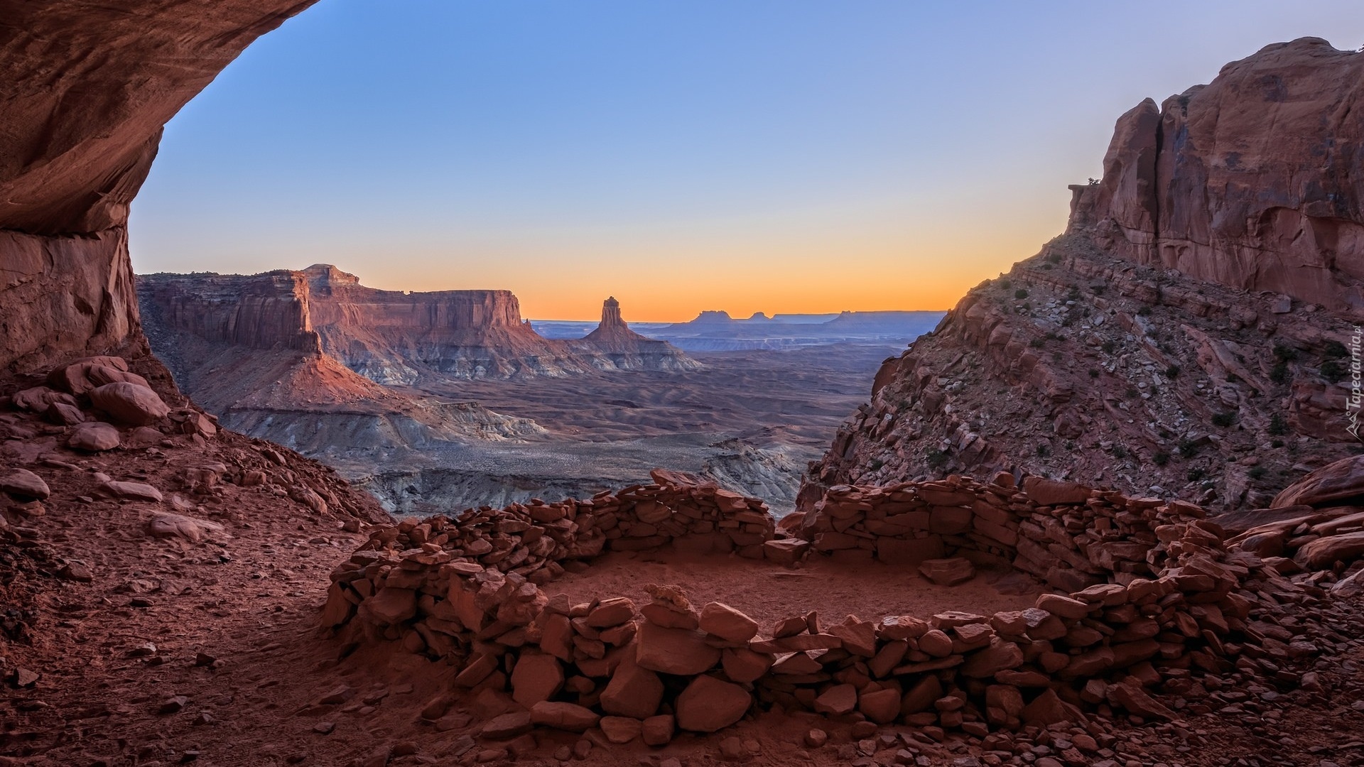 Stany Zjednoczone, Stan Utah, Park Narodowy Canyonlands, Krąg kamienny, False Kiva, Kanion, Skały, Niebo, Chmury