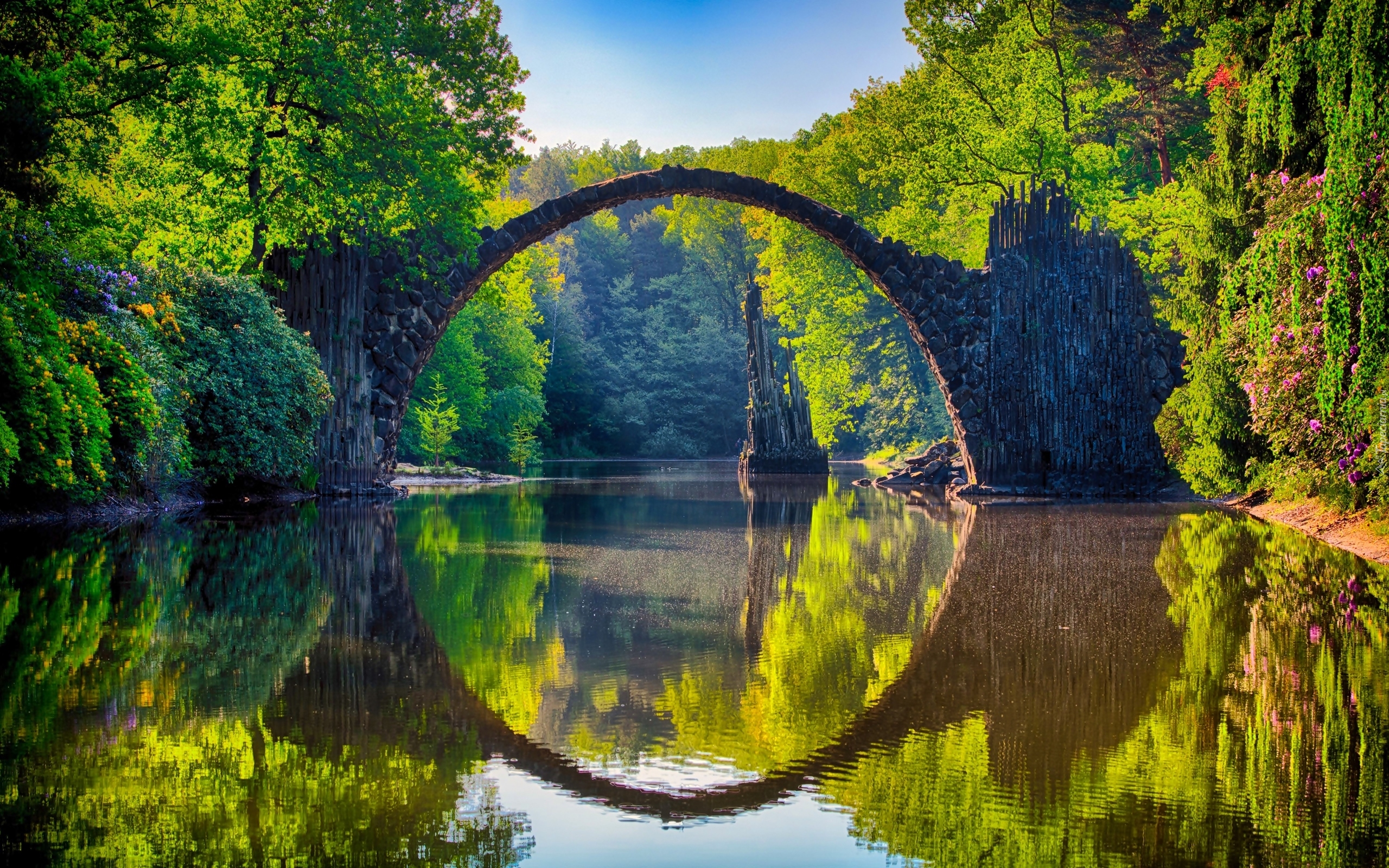 Niemcy, Saksonia, Park Azalii i Rododendronów Kromlau, Kamienny, Most łukowy, Jezioro Rakotz, Drzewa, Odbicie