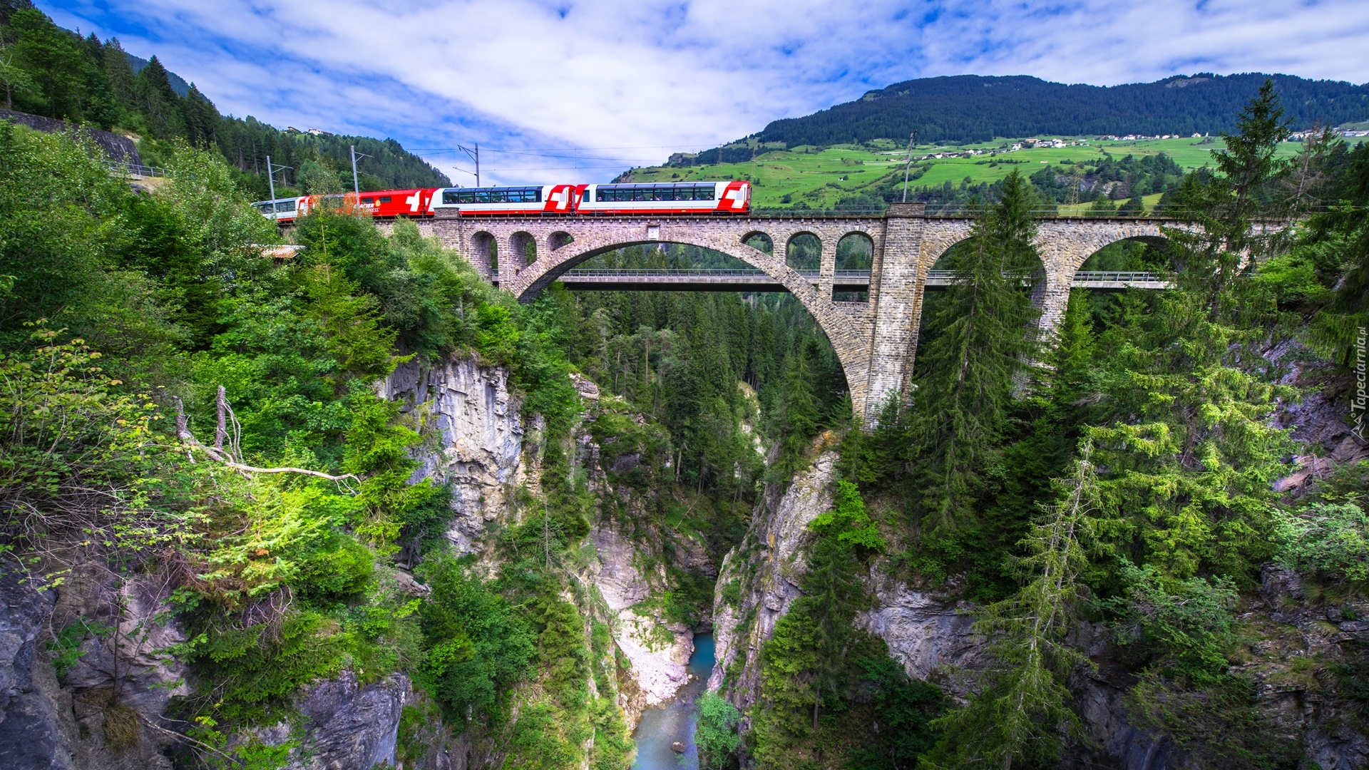 Kamienny, Łukowy, Most, Rzeka, Drzewa, Skały, Pociąg, Wąwóz Schinschlucht, Solisbrucke, Kanton Gryzonia, Szwajcaria