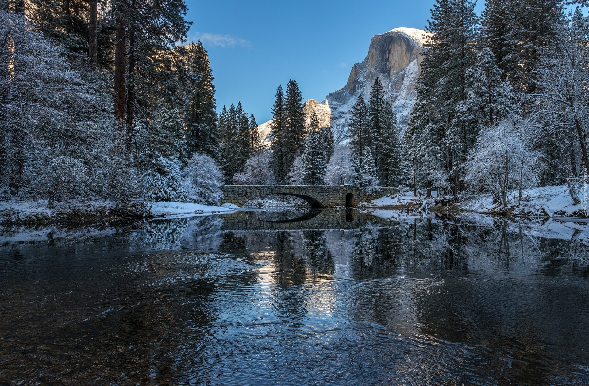 Park Narodowy Yosemite, Zima, Góry, Szczyt El Capitan, Rzeka Merced River, Most, Drzewa, Stan Kalifornia, Stany Zjednoczone