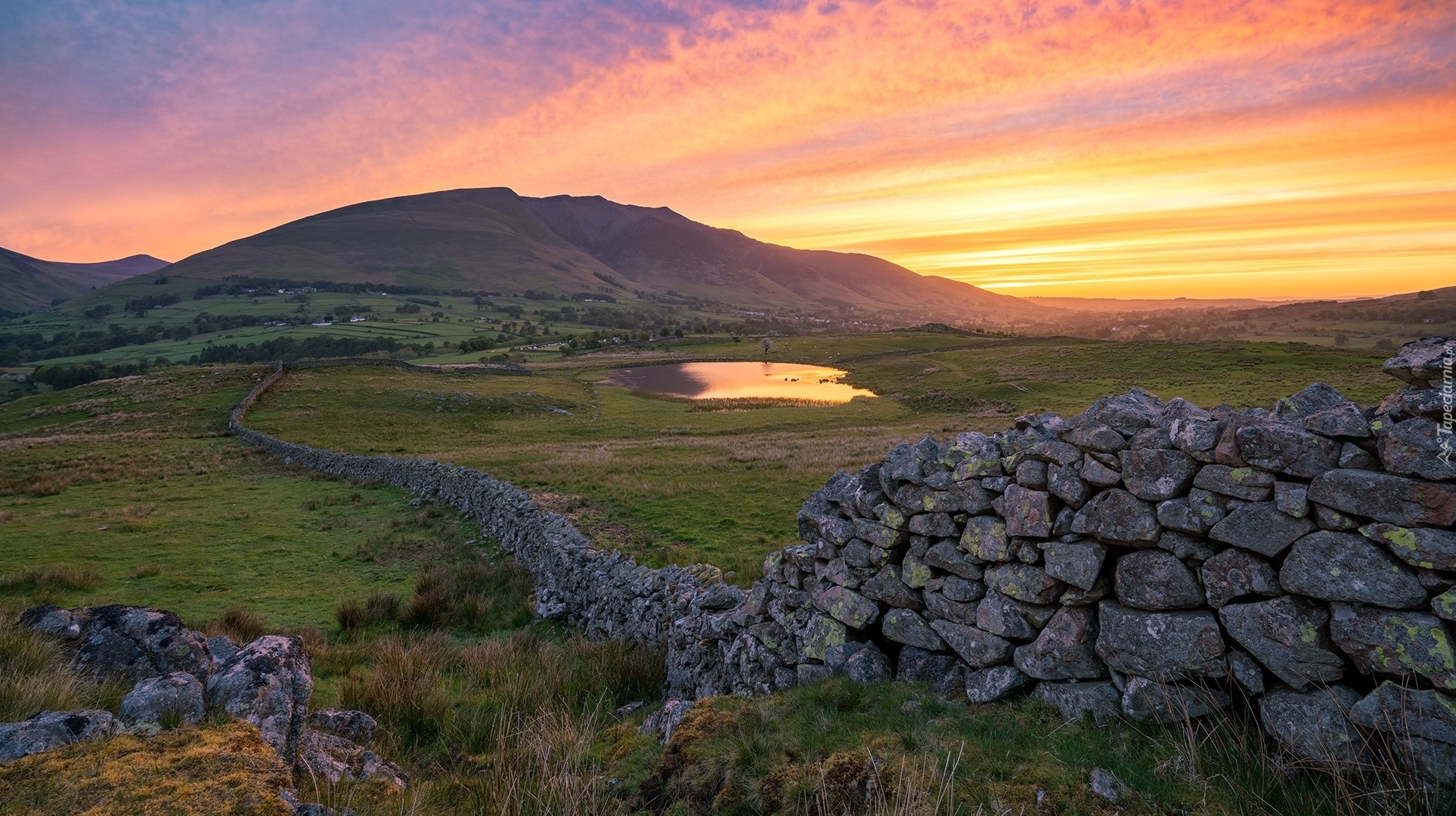 Góry, Góra, Jezioro, Tewet Tarn, Drzewa, Kamienny, Murek, Zachód słońca, Park Narodowy Lake District, Anglia