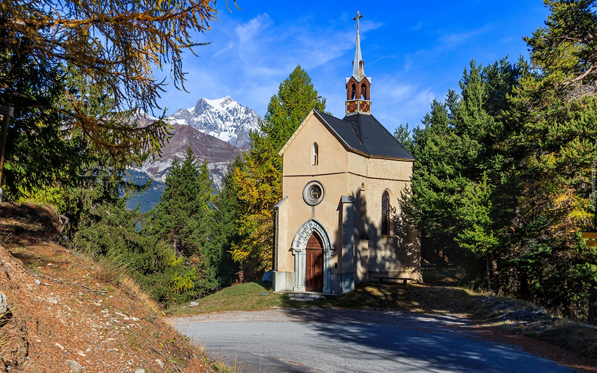 Francja, Bramans, Góry Alpy, Kaplica, Chapelle Saint Clair, Droga, Drzewa