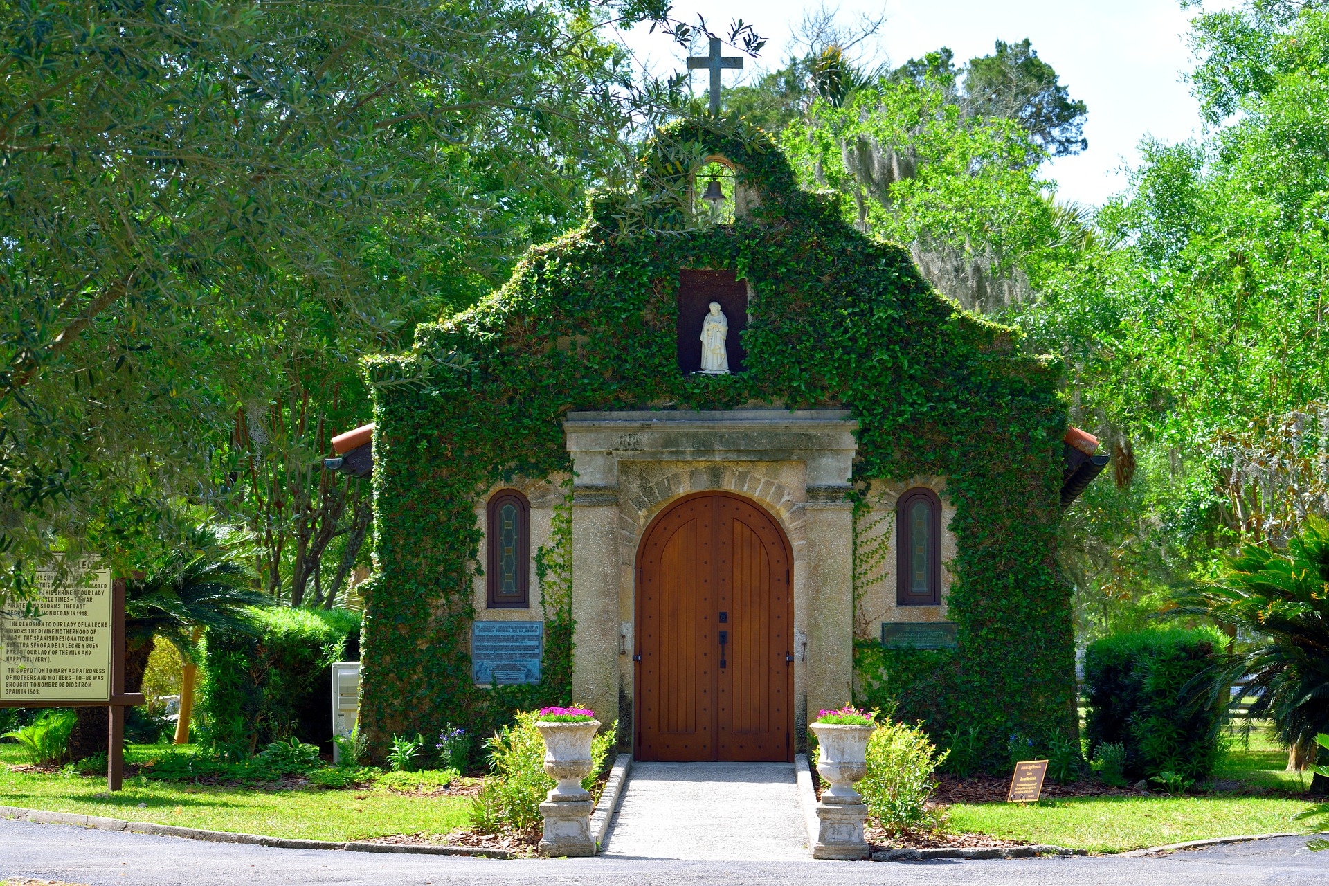 Kaplica Matki Boskiej Karmiącej, Drzewa, Saint Augustine, Floryda, Stany Zjednoczone