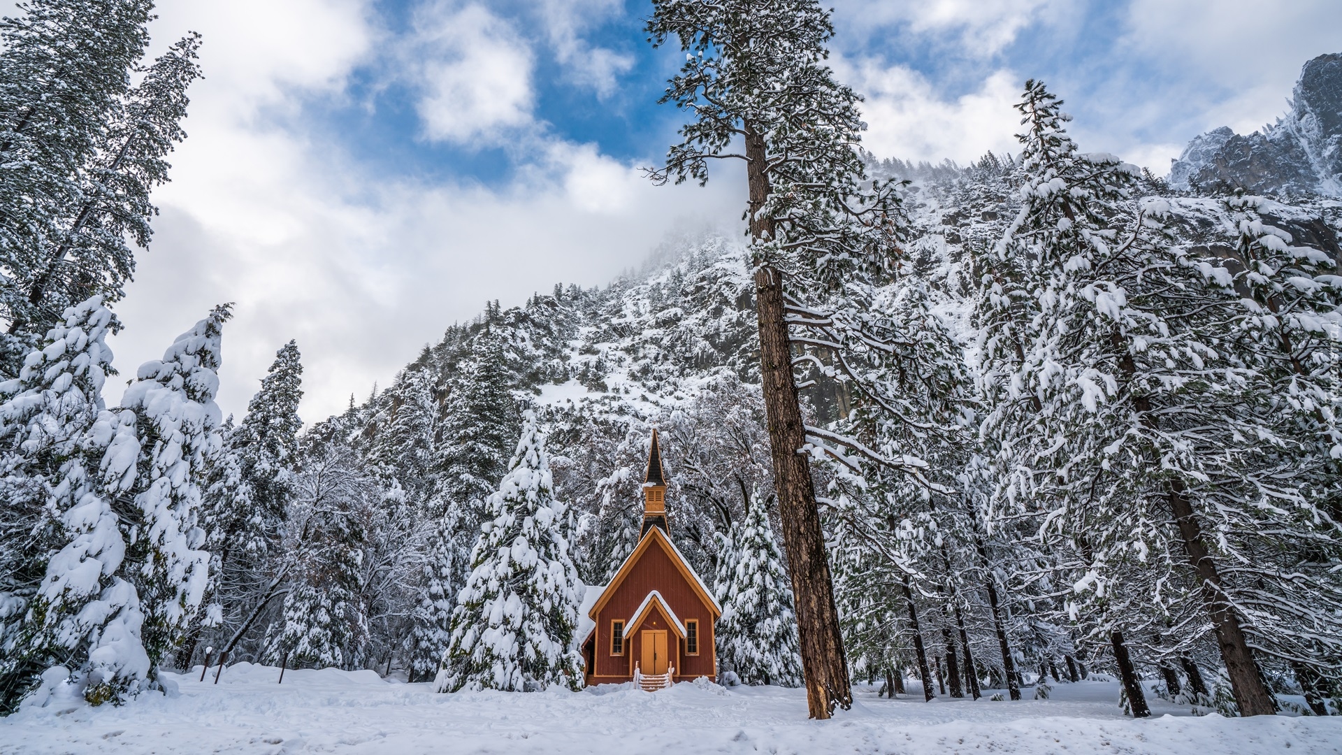Zima, Drzewa, Kaplica, Kościółek, Las, Śnieg, Chmury, Park Narodowy Yosemite, Stan Kalifornia, Stany Zjednoczone