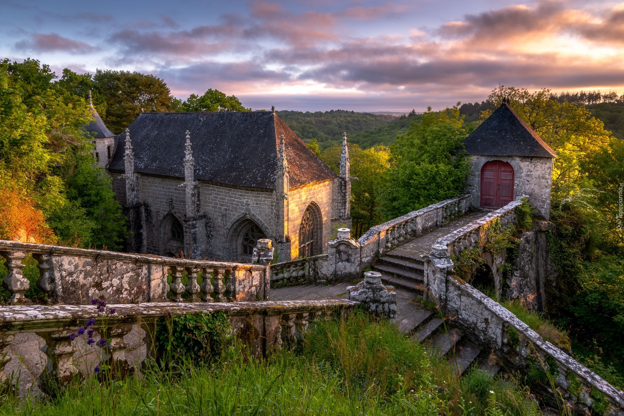 Kaplica Sainte-Barbe du Faouet, Schody, Drzewa, Chmury, Miejscowość Le Faouet, Departament Morbihan, Francja