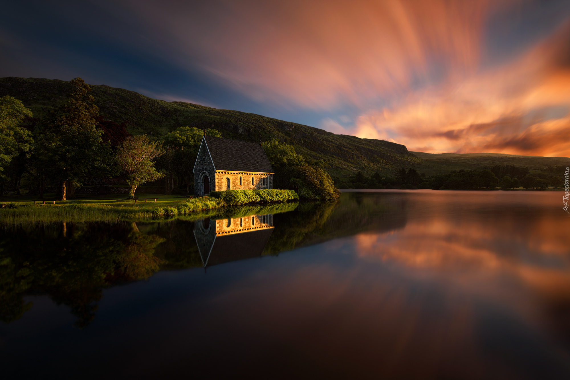 Irlandia, Hrabstwo Cork, Park Narodowy Gougane Barra National Forest Jezioro Gouganebarra Lake, Kaplica ślubna St Finbarrs Oratory, Zachód słońca, Drzewa