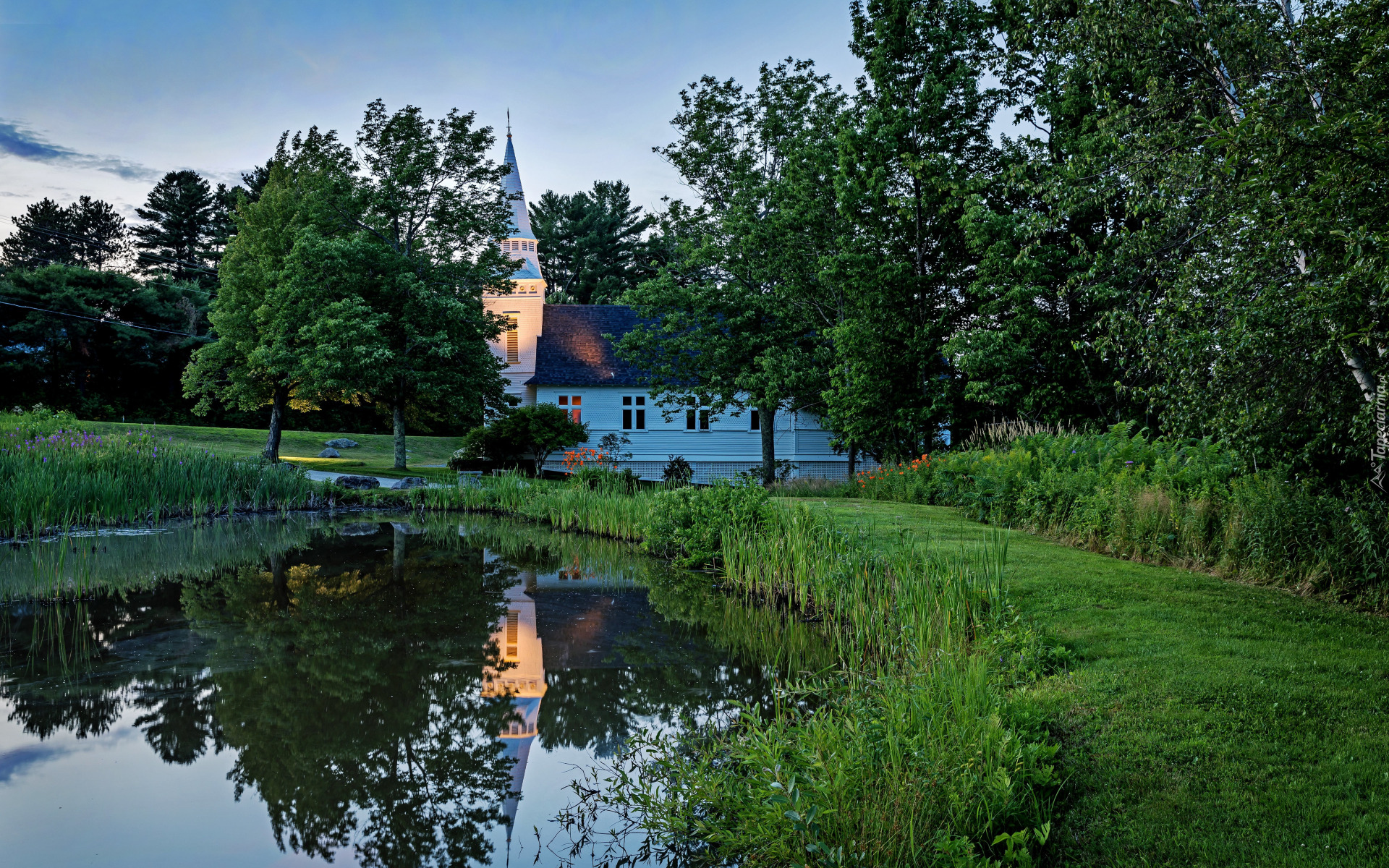 Kościół, Kaplica św Mateusza, Staw, Drzewa, Krzewy, Trawa, Wieczór, Sugar Hill, New Hampshire, Stany Zjednoczone