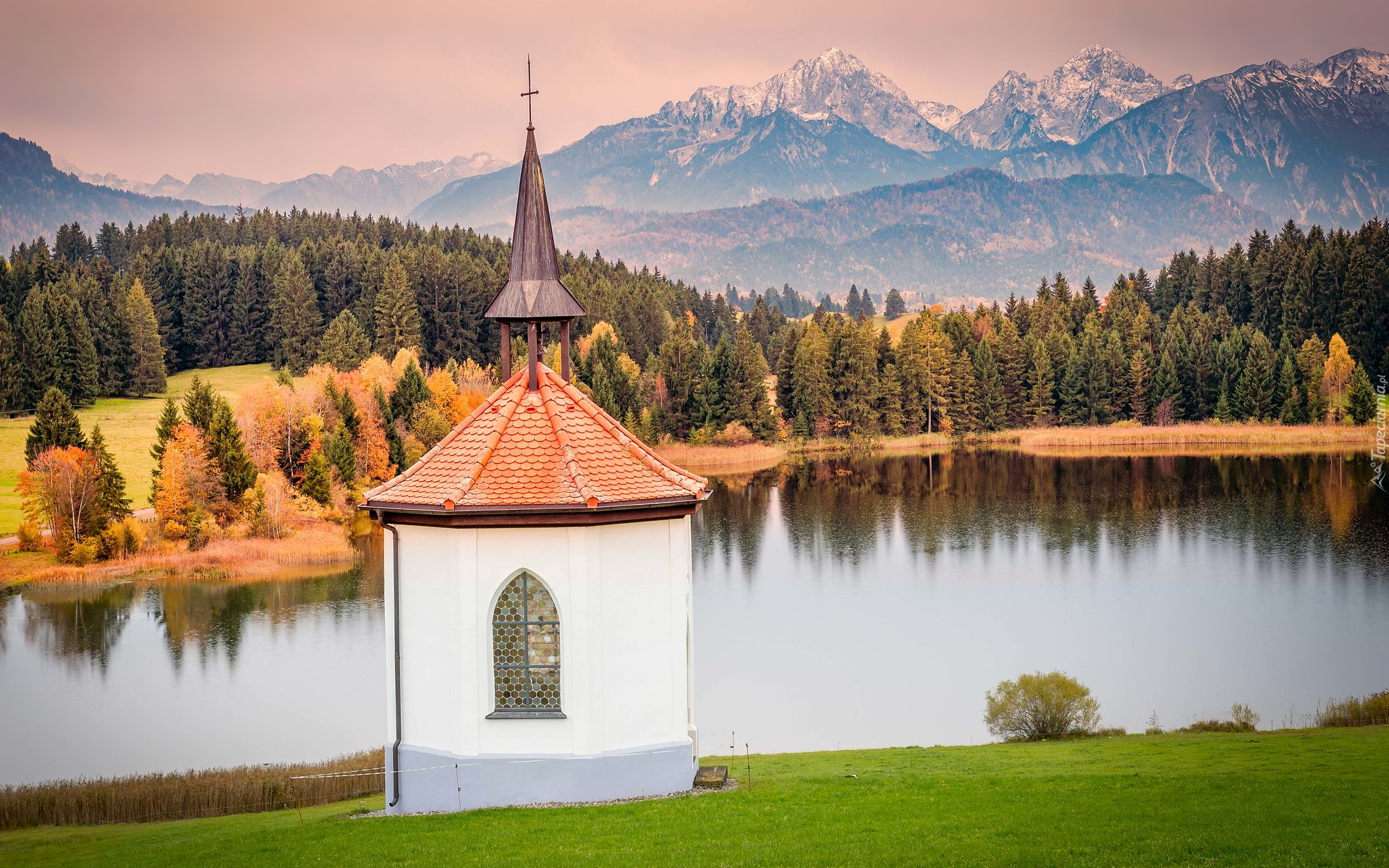 Kaplica, Hegratsried Chapel, Jezioro Hegratsried, Góry, Alpy, Lasy, Drzewa, Jesień, Halblech, Bawaria, Niemcy